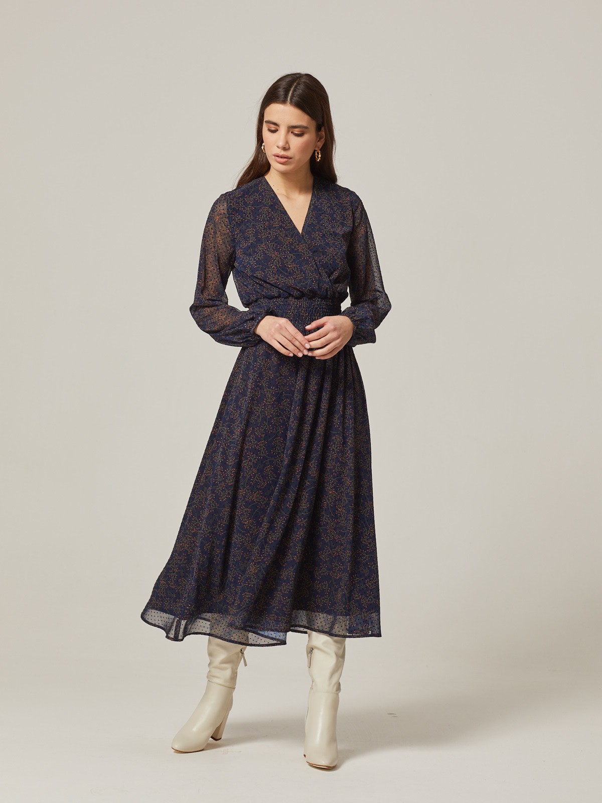 Платье с широкими рукавами и имитацией запАха, застегивается на молнию. Лиф и юбку соединяет пояс со строчками-резинками. Имитация запАха приблизит любую фигуру к песочным часам. Идеальный вариант для создания женственного образа. Дополните свой лук босоножками на каблуке и отправляйтесь на вечеринку.

На модели размер XS