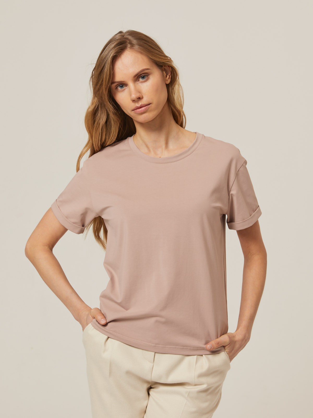 Футболка в стиле boyfriend, цвет: бежевый Allweneed Футболка свободного кроя из слегка тянущегося хлопкового материала. Благодаря специальной силиконовой обработке ткань почти не мнётся. Прошлую партию футболок вы раскупили меньше чем за неделю, поэтому в новой коллекции мы увеличили партию и выпустили их в новыхбазовых, пастельных и приглушенных цветах.