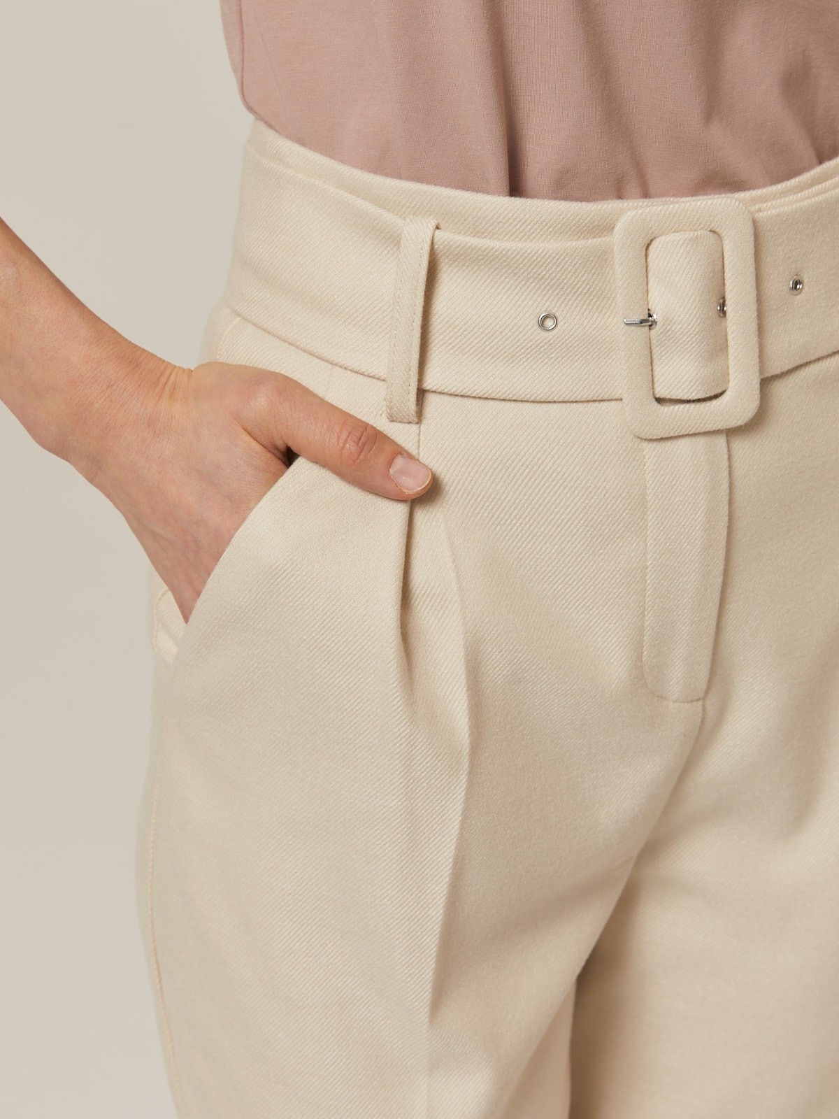 Слегка зауженные брюки на высокой талии. Дополнены поясом с трендовой в этом сезоне роговой пряжкой. Сочетайте с однотонным жакетом из комплекта для создания изысканного, делового или вечернего образа. Брюки этой модели выпускаются в нашей коллекции уже несколько сезонов подряд, поэтому их посадка безупречна.

На модели размер XS