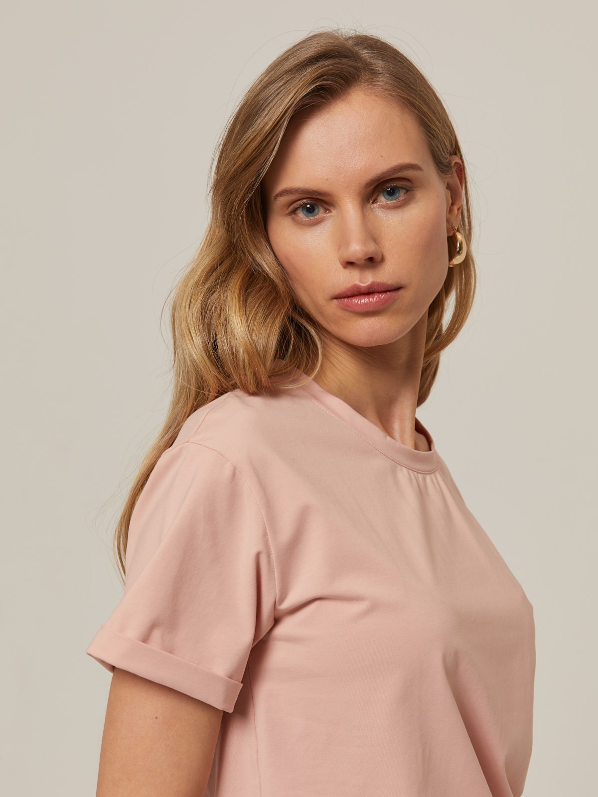 Футболка свободного кроя из слегка тянущегося хлопкового материала. Благодаря специальной силиконовой обработке ткань почти не мнётся. Прошлую партию футболок вы раскупили меньше чем за неделю, поэтому в новой коллекции мы увеличили партию и выпустили их в новыхбазовых, пастельных и приглушенных цветах.

На модели размер XS