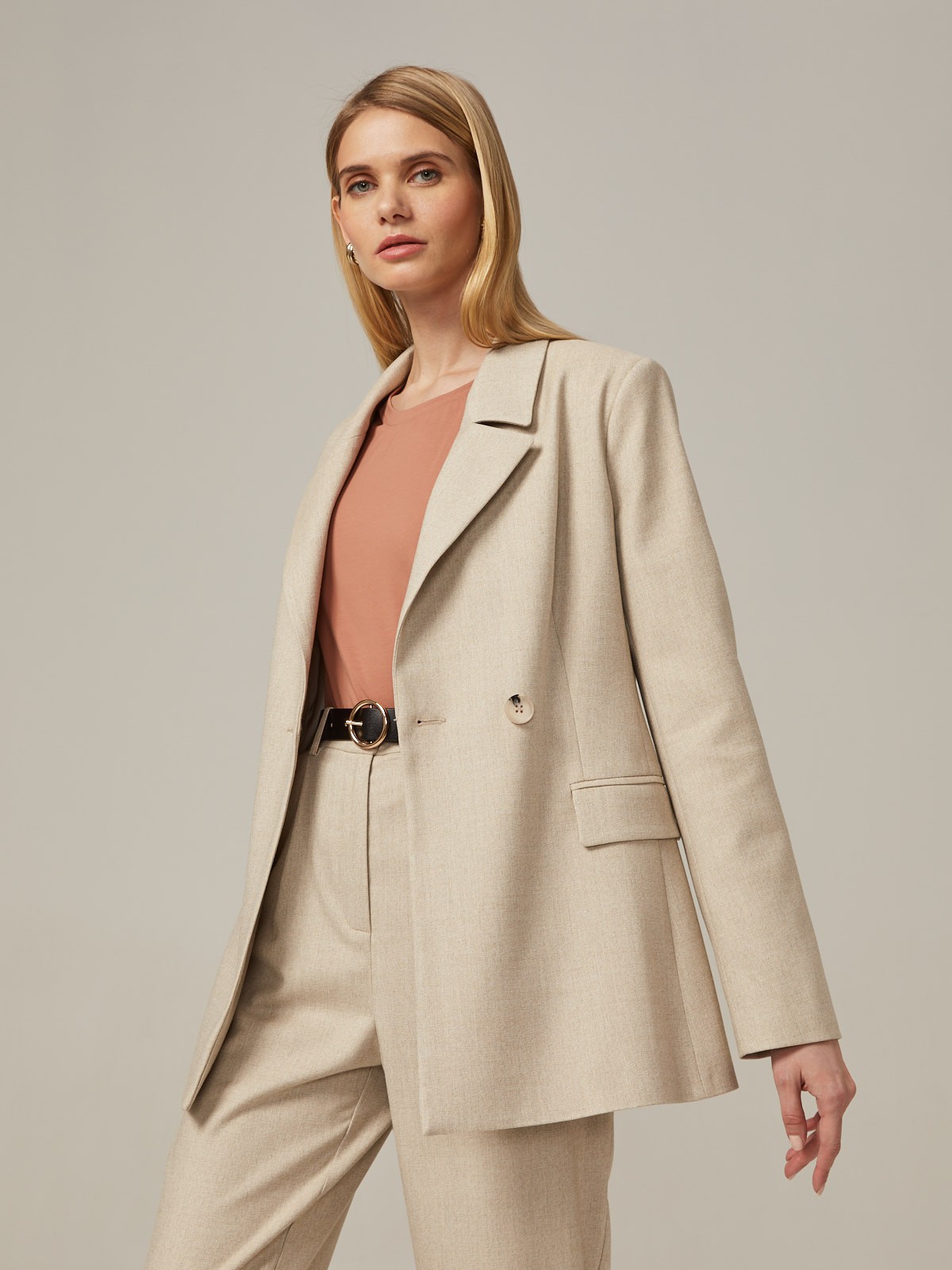 Приталенный однобортный жакет с застежкой на одну пуговицу. Модель дополнена двумя прорезными карманами с клапаном. Жакет можно дополнить брюками в тон изделия для монохромного образа или сочетать его с джинсами для casual лука.

На модели размер XS