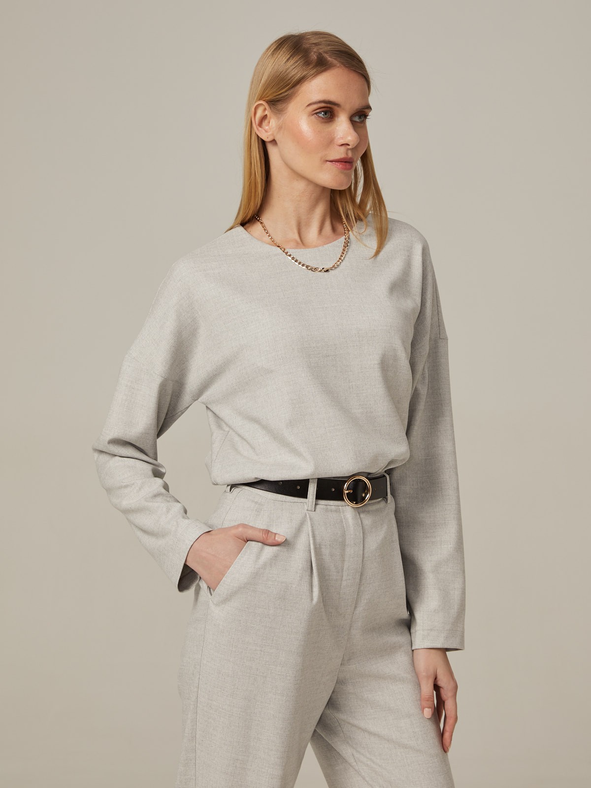 Свитшот свободного кроя со спущеным плечом. Модель дополнена потайной молнией на спинке. Идеальный вариант для расслабленных образов. Дополните свитшот свободными брюками и отправляйтесь на прогулку.

На модели размер XS