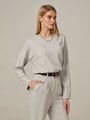 Свитшот свободного кроя со спущеным плечом. Модель дополнена потайной молнией на спинке. Идеальный вариант для расслабленных образов. Дополните свитшот свободными брюками и отправляйтесь на прогулку.

На модели размер XS