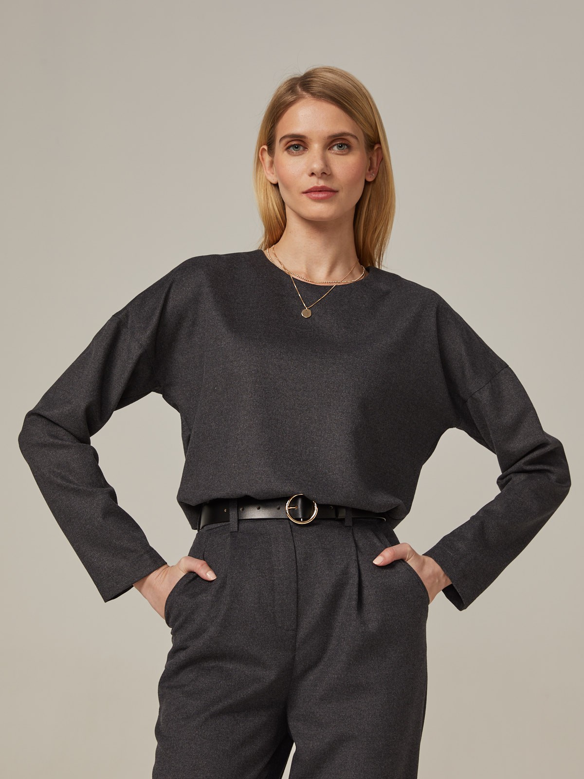 Свитшот свободного кроя со спущеным плечом. Модель дополнена потайной молнией на спинке. Идеальный вариант для расслабленных образов. Дополните свитшот свободными брюками и отправляйтесь на прогулку.

На модели размер XS