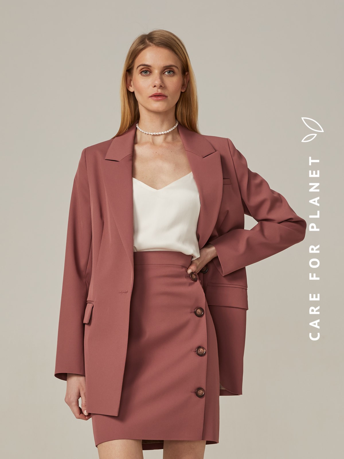 Удлиненный однобортный жакетс плечевыми накладками. Крой oversize дает отсылку к стилю мужского пиджака. Модель полуприталенного силуэта подчеркивает женственность фигуры. Жакет можно сочетать с брюками в тон, узкой юбкой или джинсами.
Цветомодели кэмел и терракотовый на 35% выполнены из переработанного пластика.

На модели размер XS