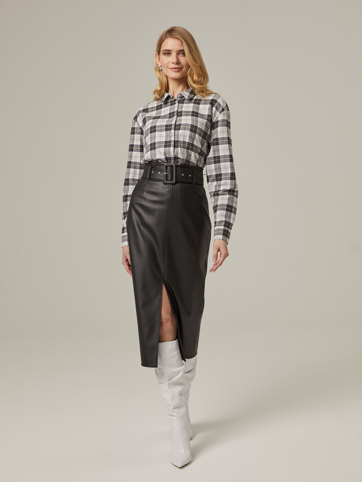 Рубашка свободного кроя со спущенным плечом. Модель дополнена нагрудным карманом, воротником-стойкой и манжетами на рукавах. Рубашку можно носить как с джинсами для повседневного образа, так и со строгими брюками.

На модели размер XS