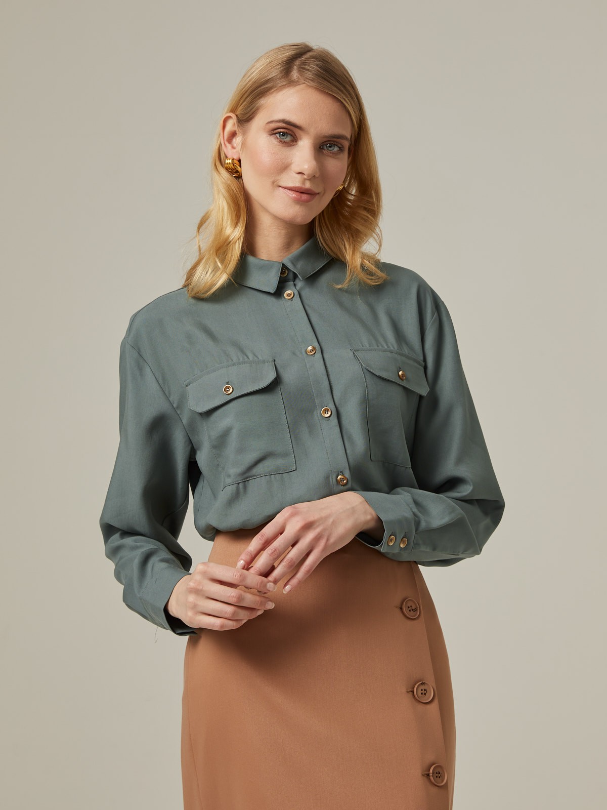 Рубашка свободного кроя со спущенным плечом, цвет: оливковый Allweneed Хлопковая рубашка свободного кроя с удлиненной спинкой бестселлер базовой коллекции. Дополнена накладными карманами с клапанами на груди и разрезами по бокам. Актуальный силуэт как будто Вы украли ее у бойфренда идеален для создания расслабленных и деловых образов. В базовой весенней капсуле мы выпустили ее в 5оттенках.
На модели размер XS