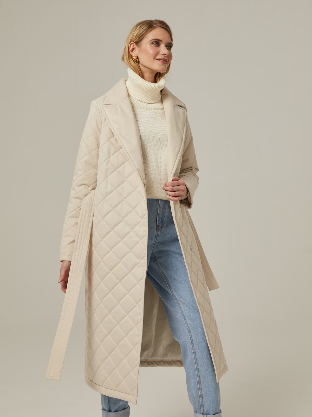 Однобортное стеганое пальто на тонком синтепоне, прямого силуэта. Полочка с центральной бортовой застежкой на 3 пришивные кнопки. Модель дополнена английским воротником и съемным поясом в тон изделия.

Пальто выдержит холод и будет греть вас до -10 градусов.

На модели размер XS