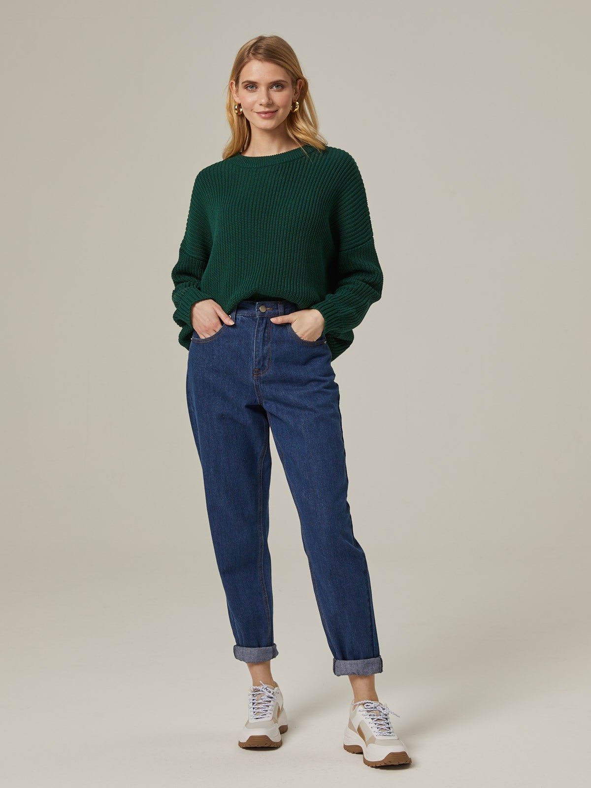 Свитер с круглым вырезом, цвет: темно-зеленый Allweneed Хлопковый свитер крупной вязки с круглым вырезом. В нем удобно и уютно, его обладательница будет выглядеть как никогда женственно и изящно. Нежный хлопок дышит и позволяет поддерживать оптимальный температурный режим.