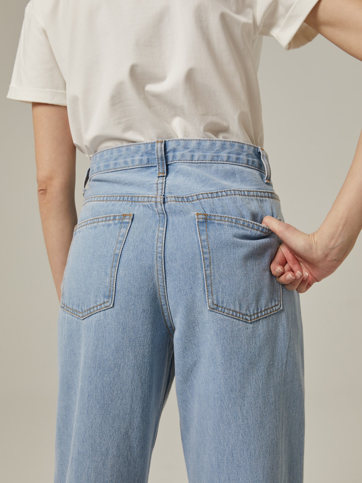 Базовые джинсы mom fit с пятью карманами. Выполнены из плотного материала, хорошо держат форму. Будьте внимательны: джинсы большемерят. Если вы носите размер S - выбирайте размер XS.

На модели размер XXS