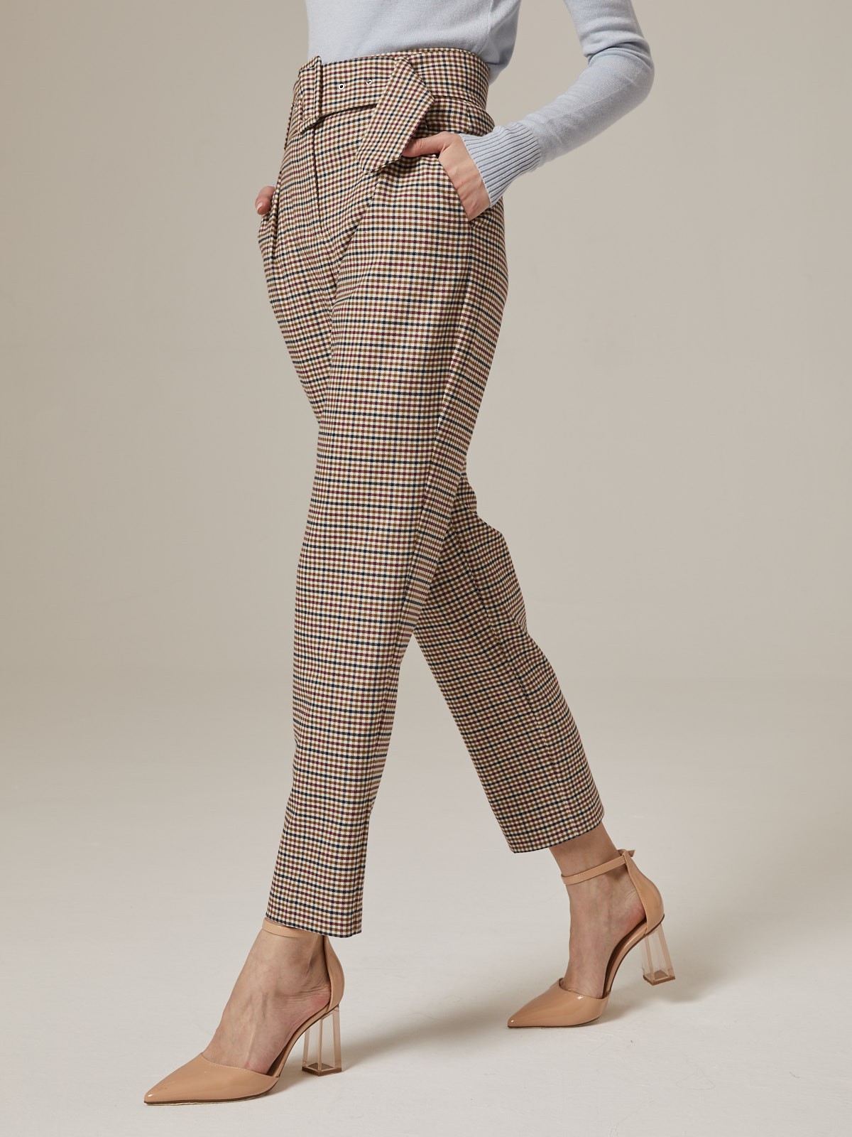 Слегка зауженные брюки на высокой талии. Дополнены поясом с трендовой в этом сезоне роговой пряжкой. Сочетайте с однотонным жакетом из комплекта для создания изысканного, делового или вечернего образа. Брюки этой модели выпускаются в нашей коллекции уже несколько сезонов подряд, поэтому их посадка безупречна.

На модели размер XS