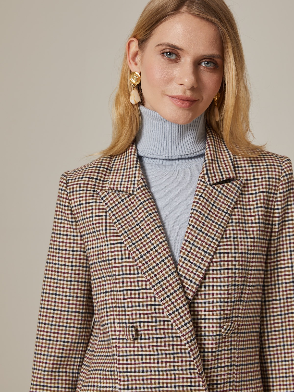 Жакет двубортный с обтяжными пуговицами, цвет: бежево-горчичная клетка Allweneed Двубортный жакет свободного кроя с обтяжными пуговицами и клапанами на карманах. Сочетайте с брюками в тон для создания изысканного, делового или вечернего образа. Бестселлер базовой коллекции, который мы повторили этой осенью в глубоких природных оттенках.
На модели размер XS