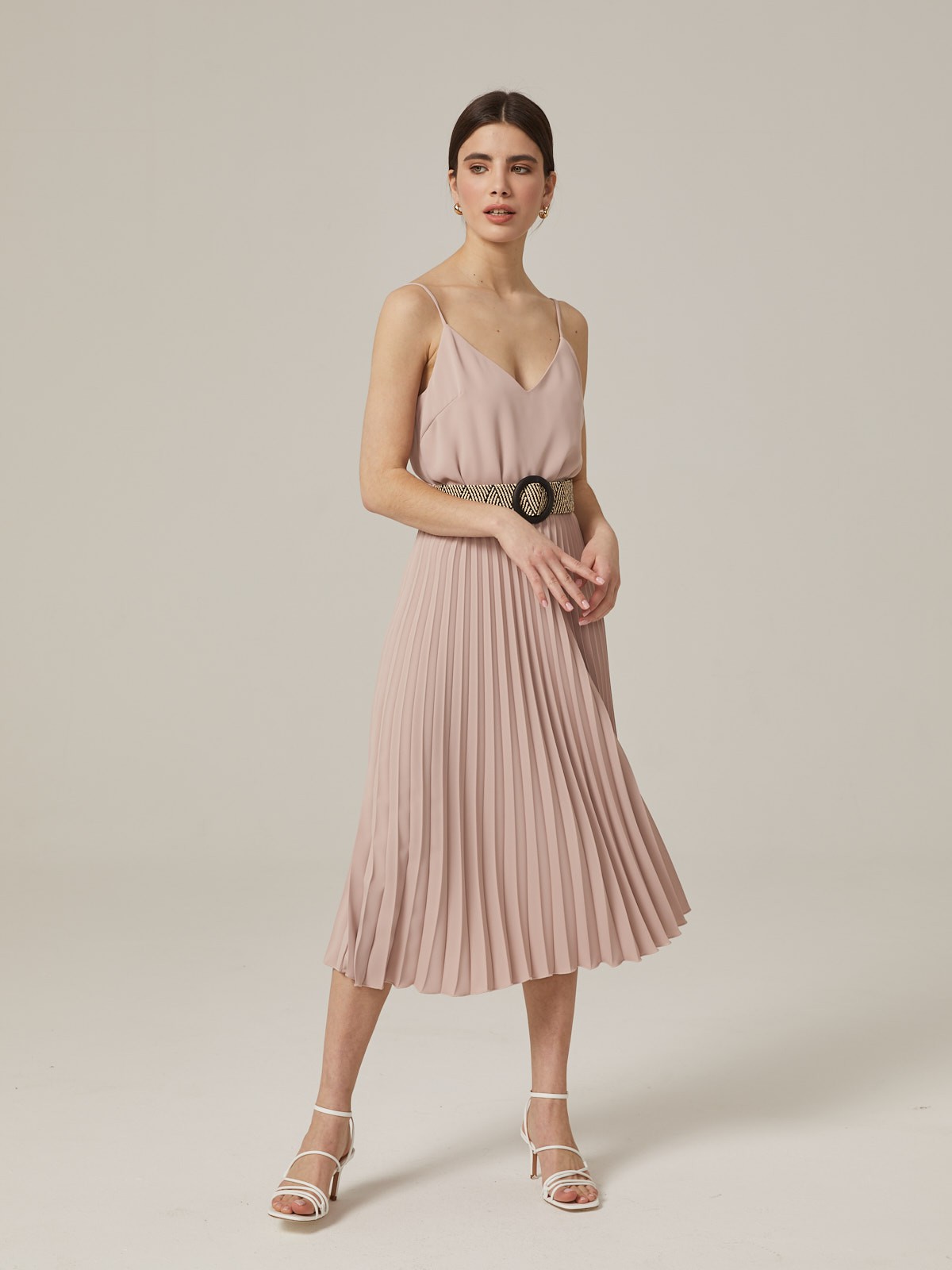 Женственное платье из легкой ткани. Топ-камисоль оформлен тонкими бретельками, подчеркивающими ключицы. Юбка миди украшена сплошной плиссировкой. Контрастный пояс с декоративной пряжкой очерчивает талию и идет в комплекте. Дополните образ элегантными босоножками.

На модели размер XS