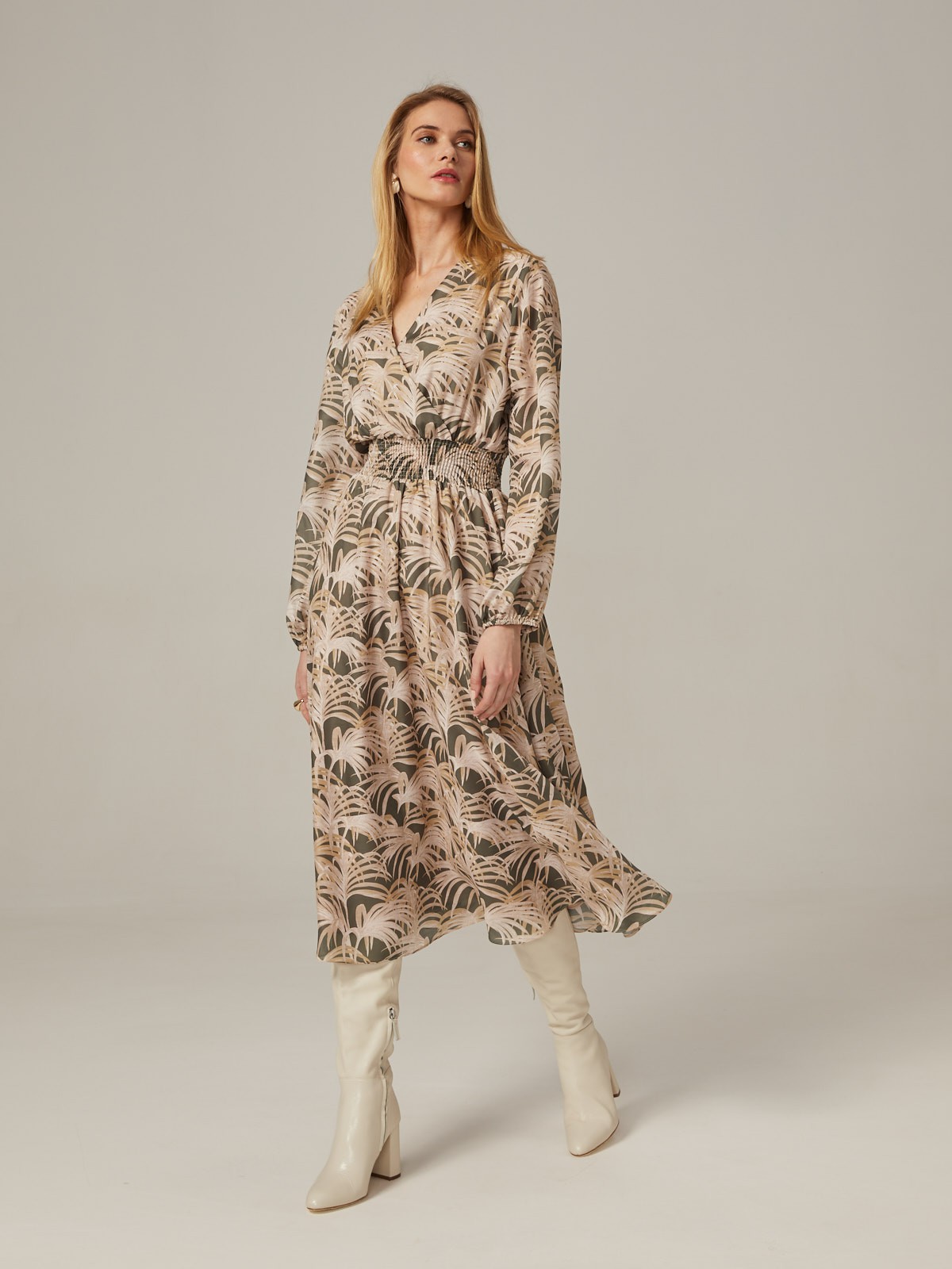 Платье с широкими рукавами и имитацией запАха, застегивается на молнию. Лиф и юбку соединяет пояс со строчками-резинками. Имитация запАха приблизит любую фигуру к песочным часам. Идеальный вариант для создания женственного образа. Дополните свой лук босоножками на каблуке и отправляйтесь на вечеринку.

На модели размер XS