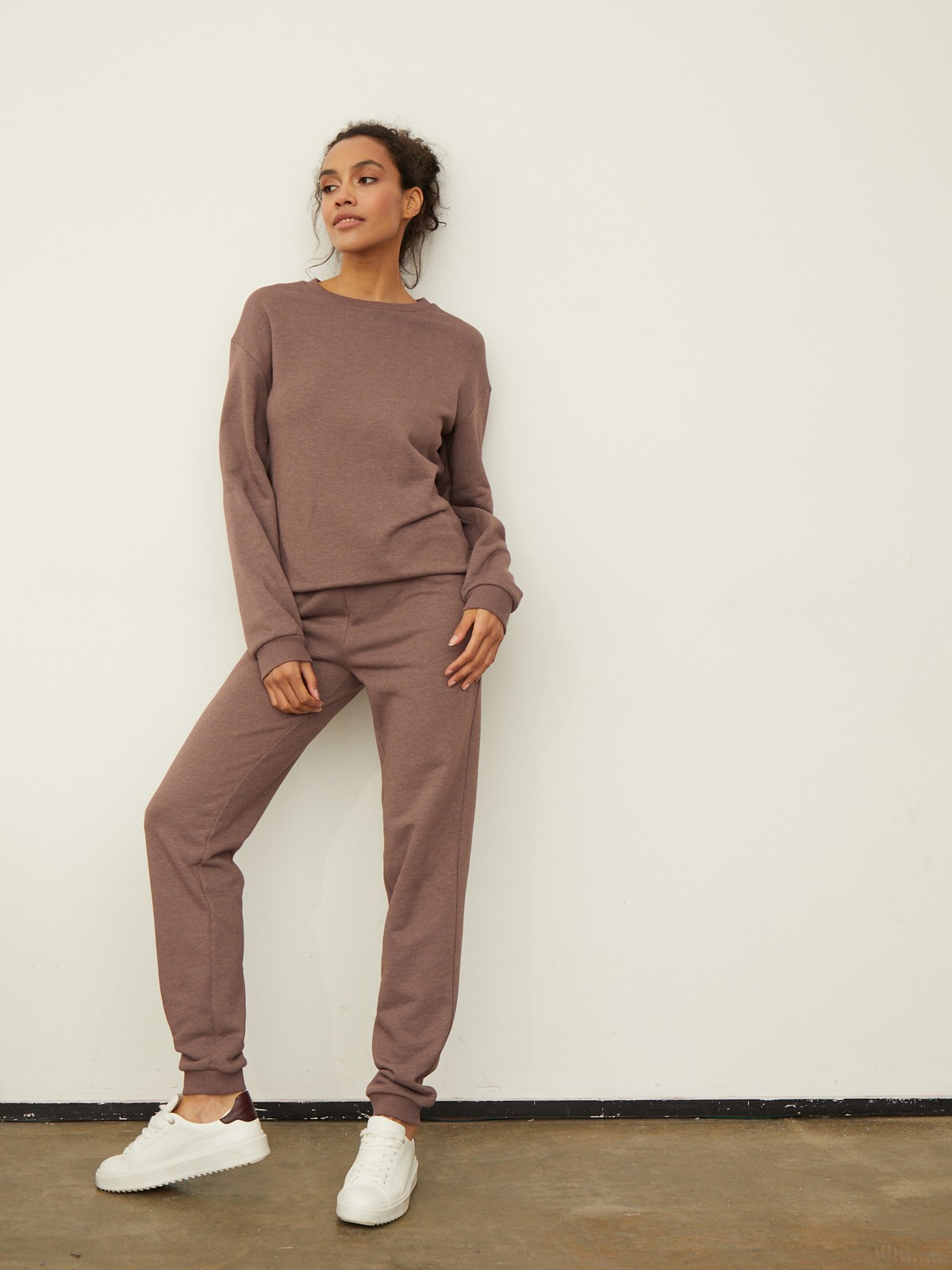 


Свитшот с длинным рукавом. Модель свободного кроя со спущенной плечевой линией и эластичной окантовкой у манжетов и выреза.

На модели размер XS/S