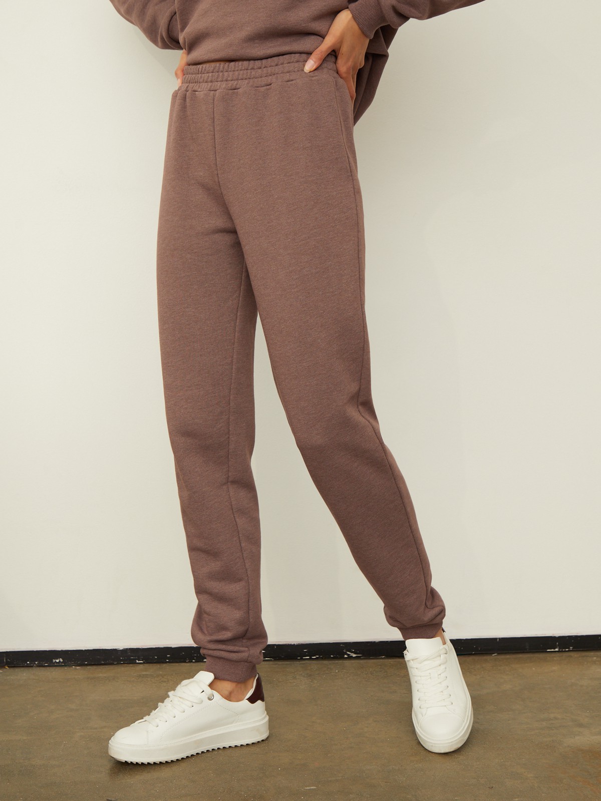 Брюки на резинке из футера, цвет: коричневый меланж Allweneed Брюки свободного силуэта на резинке. Модель дополнена манжетами из основной ткани по низу изделия. Сочетайте брюки со спортивной обувью, базовыми футбoлками и свитшoтами.
На модели размер XS/S