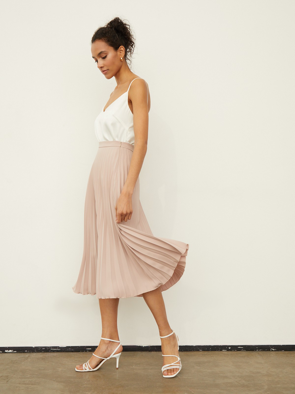 


Юбка средней длины А-силуэта с широкой плиссировкой и пришивным поясом на талии.

На модели размер M