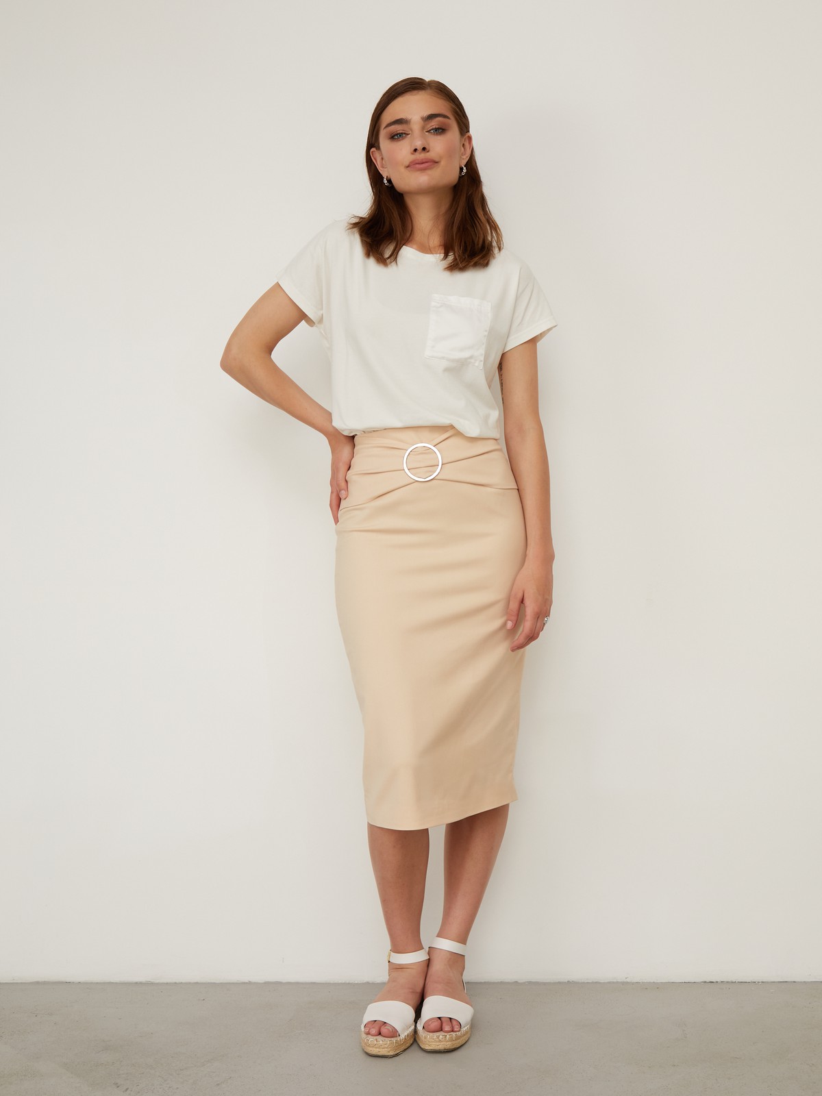 Юбка-карандаш с драпировкой на поясе, цвет: бежевый Allweneed
Юбка-карандаш оформлена декоративной драпировкой и поясом с широкой круглой пряжкой. Шлица для удобства ходьбы сзади. Модель идеально подчеркнет фигуру и поможет создать стильный деловой образ.
На модели размер M