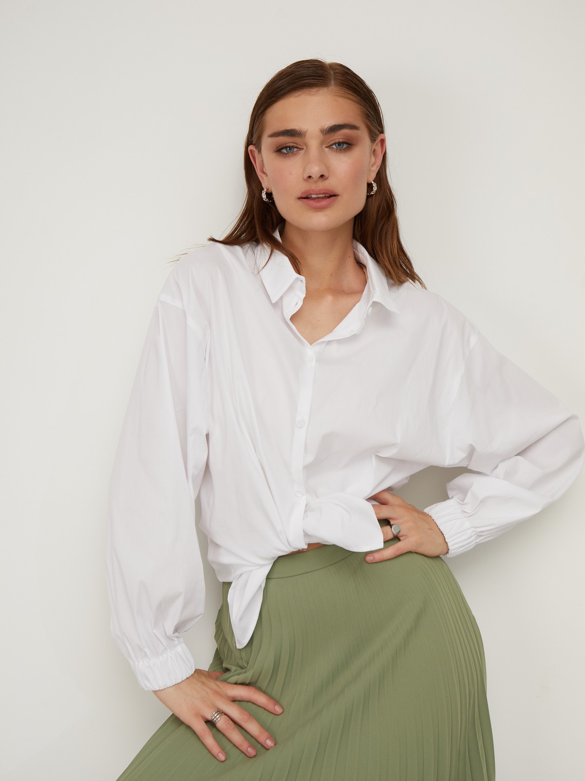 Рубашка с резинкой на манжетах. Свободного кроя с пышными рукавами.Модель выполнена из мягкой и приятной к телу ткани высокого качества. Отлично сочетается с джинсами mom-fit и юбками длины миди. Из обуви выбирайте изящные лодочки или обувь на плоском ходу.

На модели размер S