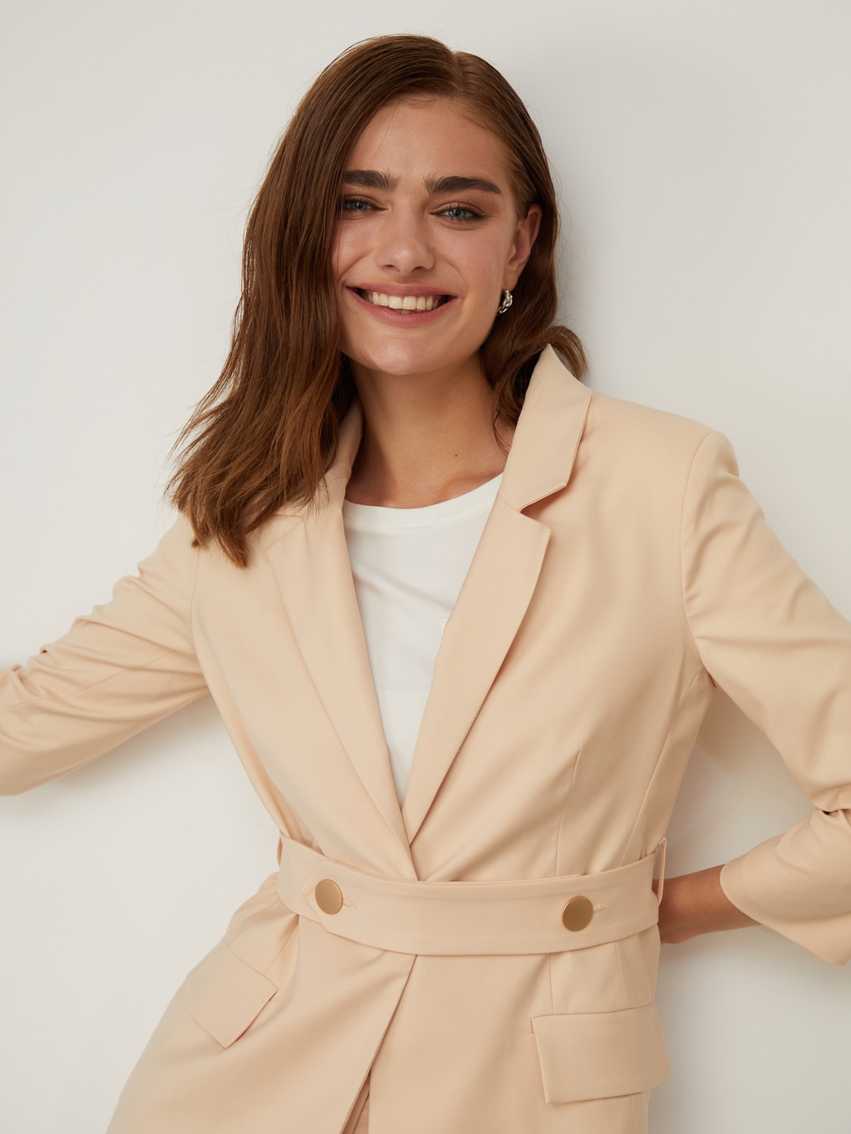 Жакет JA016, цвет: бежевый Allweneed Слегка приталенный однобортный жакетс застёжкой на одну пуговицу,дополнен поясом в тон. Особенность данной модели - рукав три четверти, облегченный вариант для жаркого лета.
На модели размер XS