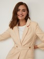 Жакет JA016, цвет: бежевый Allweneed Слегка приталенный однобортный жакетс застёжкой на одну пуговицу,дополнен поясом в тон. Особенность данной модели - рукав три четверти, облегченный вариант для жаркого лета.
На модели размер XS