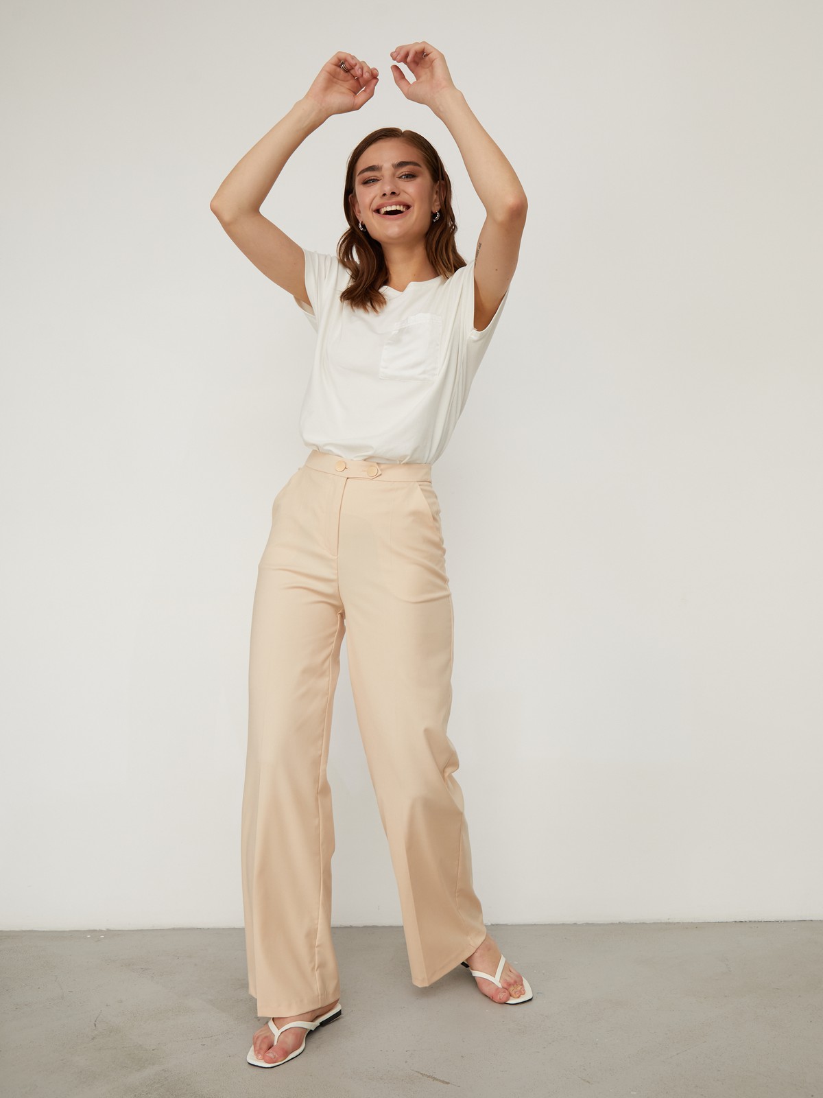 Брюки PA024, цвет: бежевый Allweneed Широкие брюки на высокой талии с затёжкой на две пуговицы и молнию. В сочетаниис обувью на каблуках удлиняют ноги и вытягивают рост.
На модели размер XS