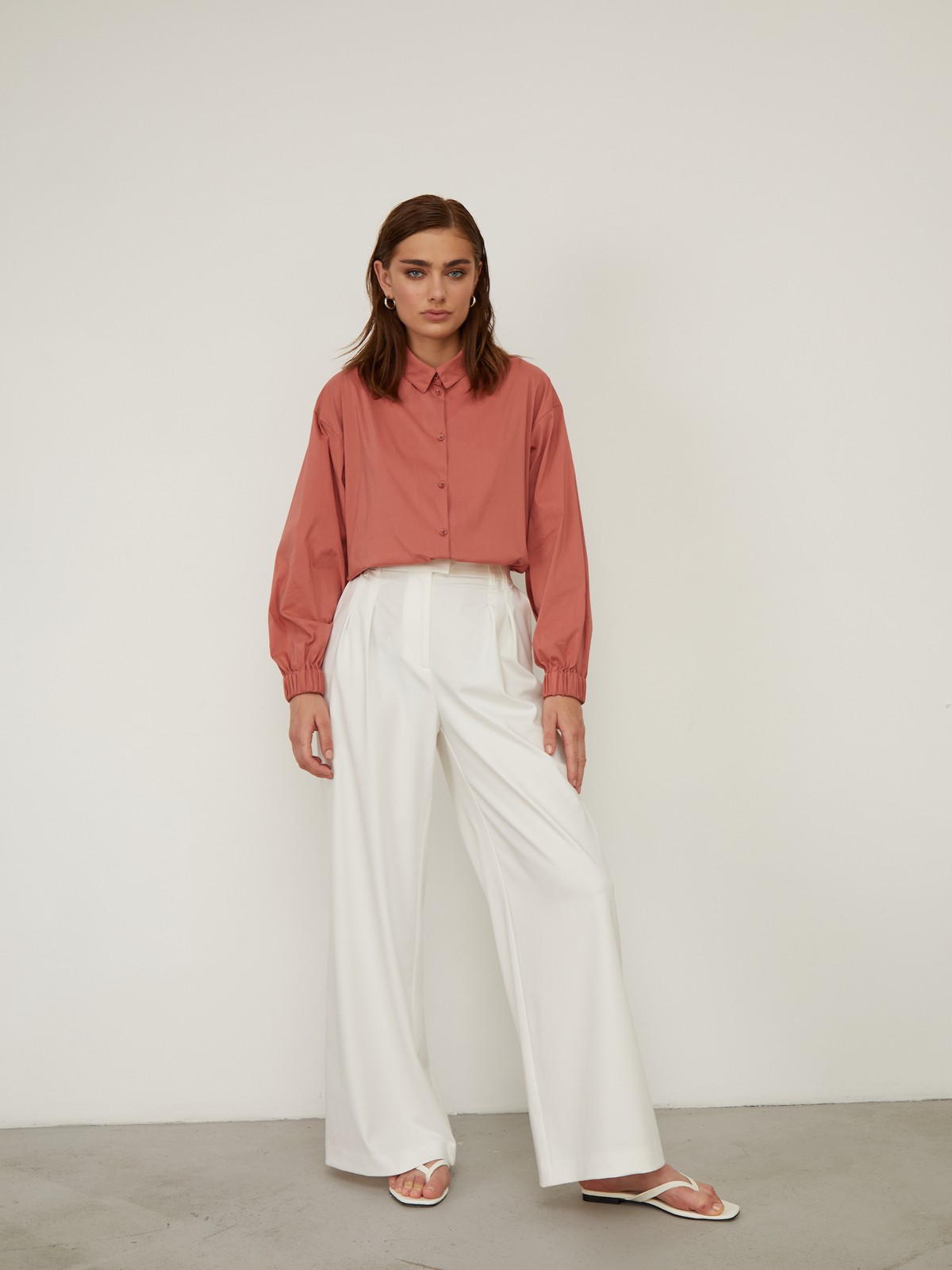 Рубашка с резинкой на манжетах, цвет: терракотовый Allweneed Рубашка с резинкой на манжетах. Свободного кроя с пышными рукавами.Модель выполнена из мягкой и приятной к телу ткани высокого качества. Отлично сочетается с джинсами mom-fit и юбками длины миди. Из обуви выбирайте изящные лодочки или обувь на плоском ходу.
На модели размер S