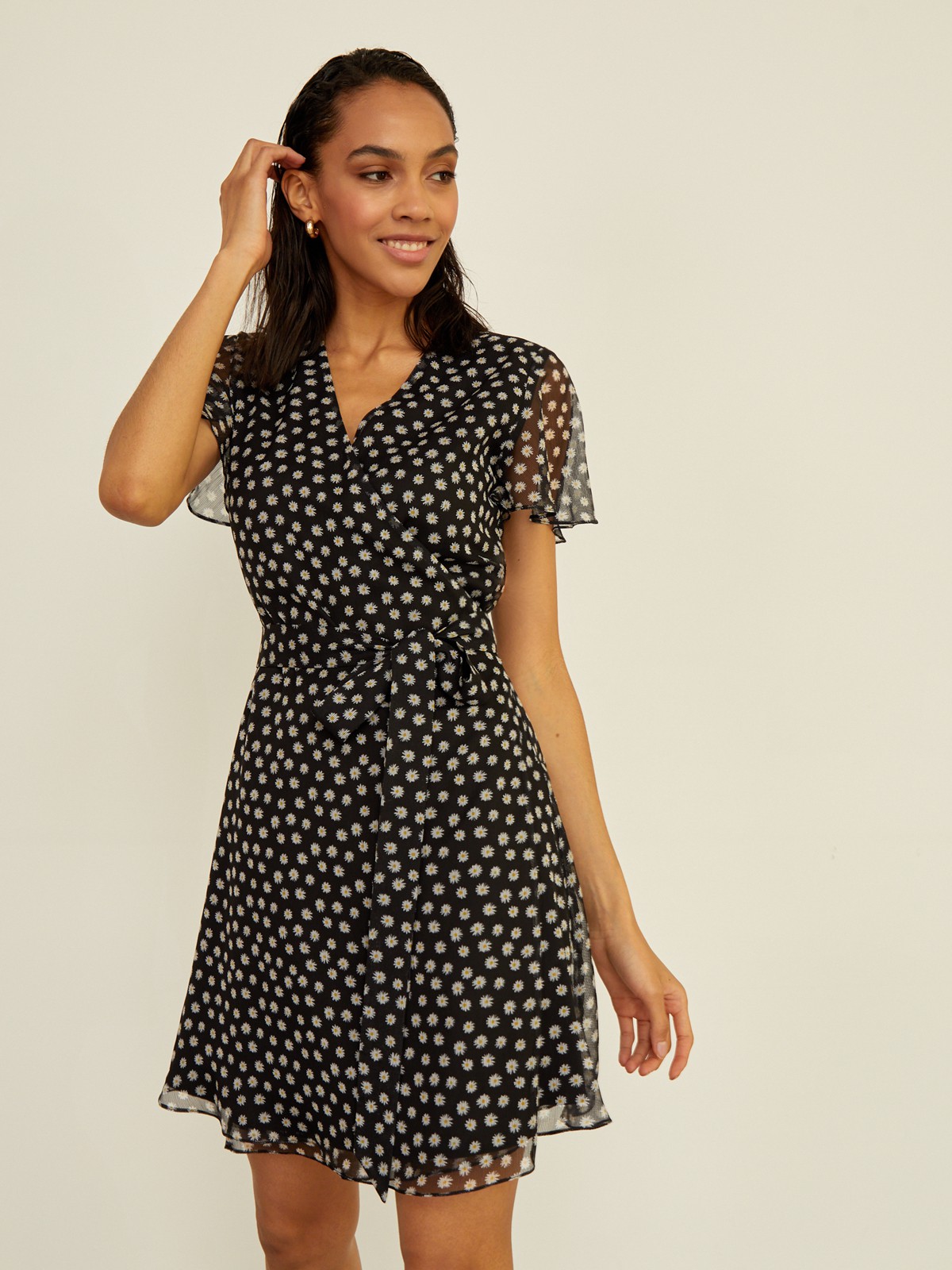 


Платье с драпировкой на запах выполнено из полупрозрачной ткани и оформлено контрастным цветочным принтом. Короткие рукава-крылышки акцентируют линию плеч. Мягкий пояс подчеркивает талию. Идеальное летнее платье.

На модели размер XS