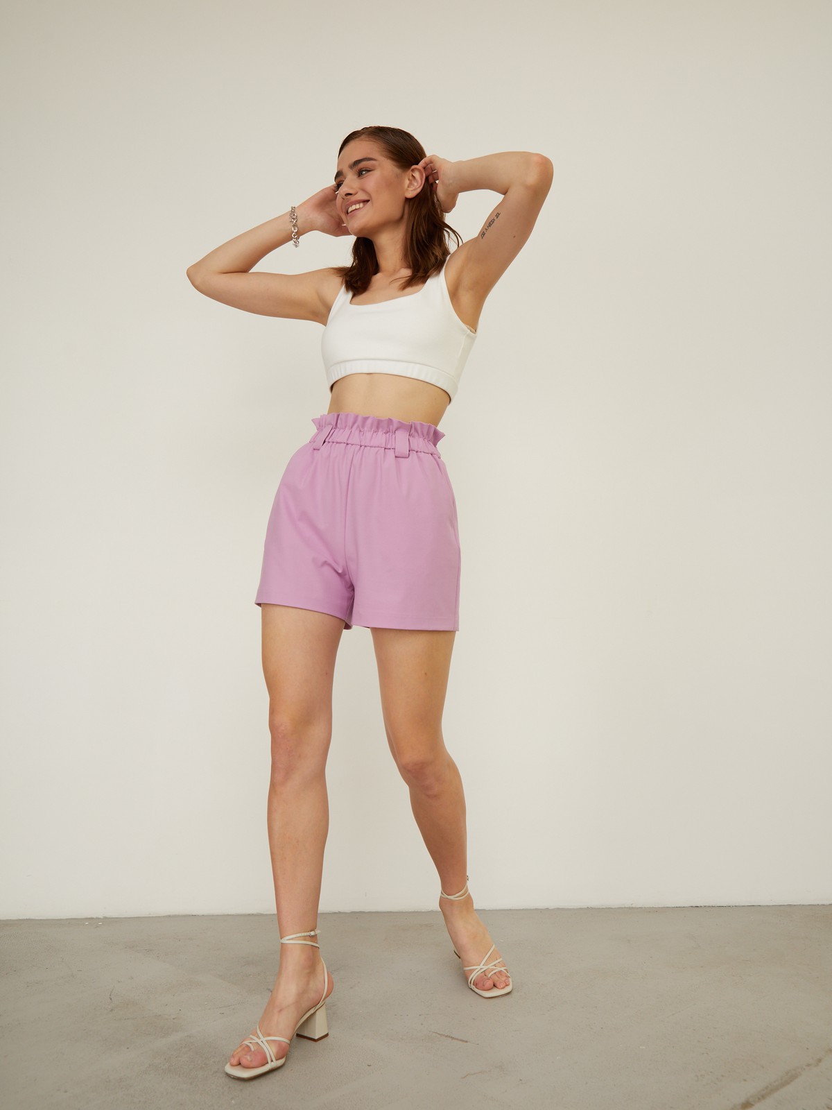 


Шорты с завышенной талией с боковыми прорезными карманами. Эластичная резинка на талии для дополнительного комфорта в носке. Шлевки и декоративные сборки у талии создают интересный акцент.

На модели размер S