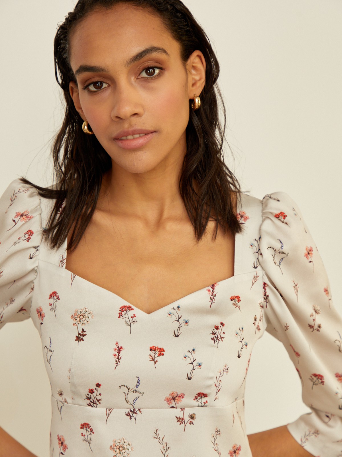 Блуза с фигурным вырезом, цвет: принт (цветы на молочном фоне) Allweneed
Блуза из плотной ткани с цветочным принтом украшена фигурным вырезом в области декольте. Рукава 3/4 оформлены декоративными сборками.