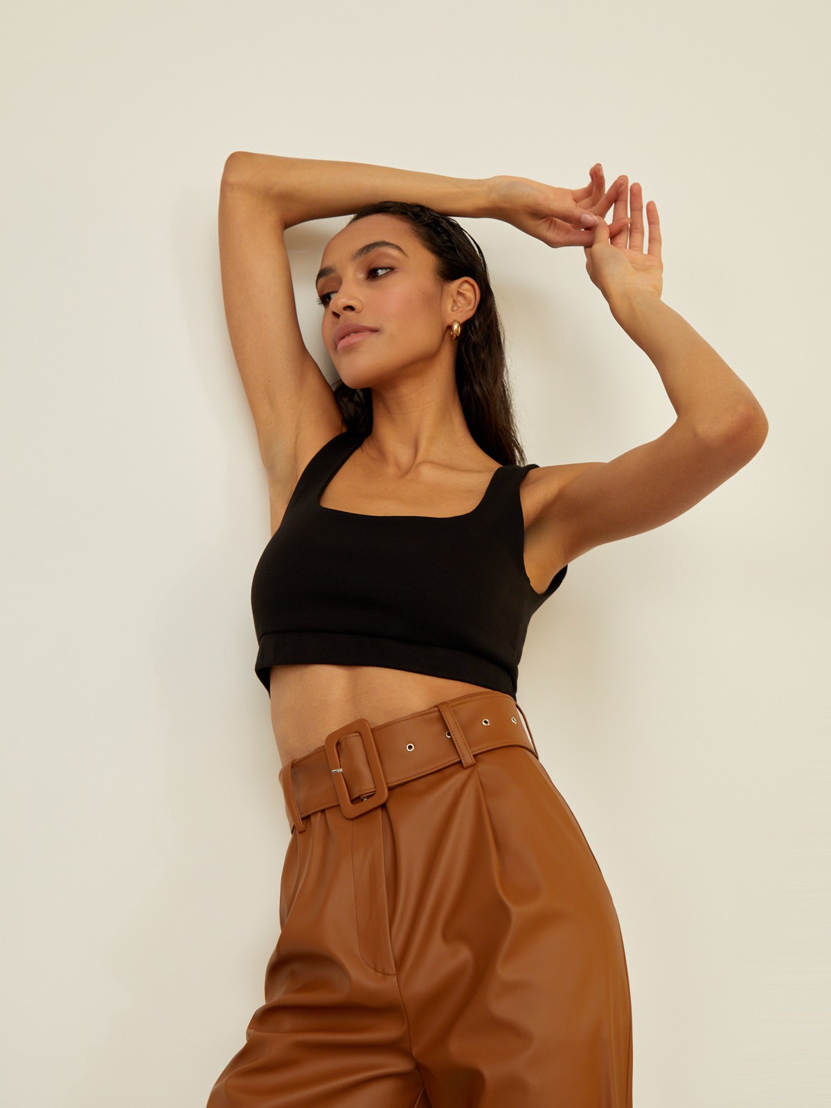 Укороченный топ облегающего кроя выполнен из двухслойной мягкой хлопковой ткани. Ткань топа плотная, что позволит носить его без нижнего белья. Квадратный вырез и широкие бретели подчеркивают плечи и линию декольте.

На модели размер XS