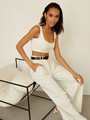 Укороченный топ облегающего кроя выполнен из двухслойной мягкой хлопковой ткани. Ткань топа плотная, что позволит носить его без нижнего белья. Квадратный вырез и широкие бретели подчеркивают плечи и линию декольте.

На модели размер XS