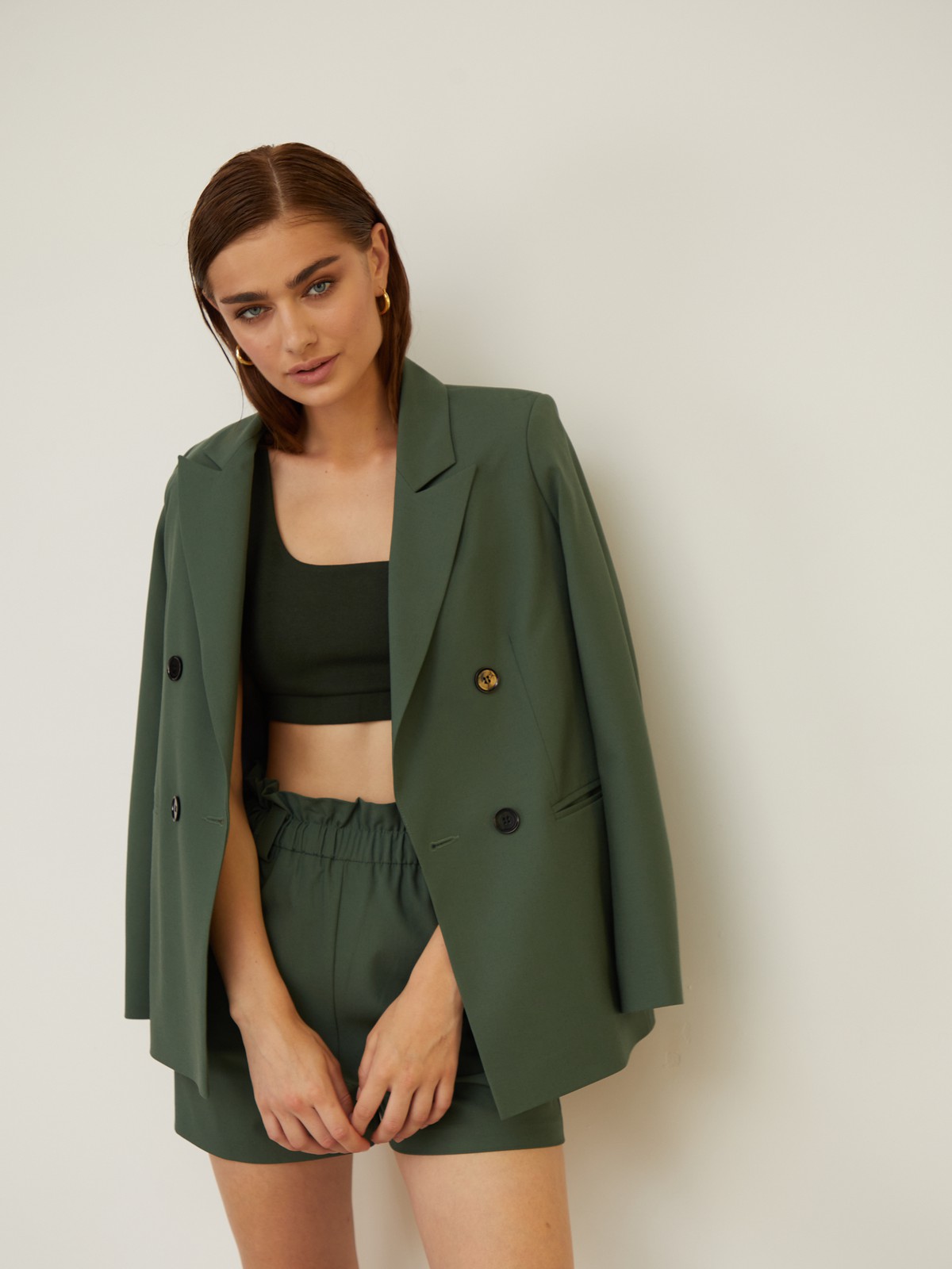 




Двубортный жакет прямого кроя из плотной костюмной ткани. Прорезные карманы и заостренные лацканы. Пуговицы создают контрастный акцент.

На модели размер XS