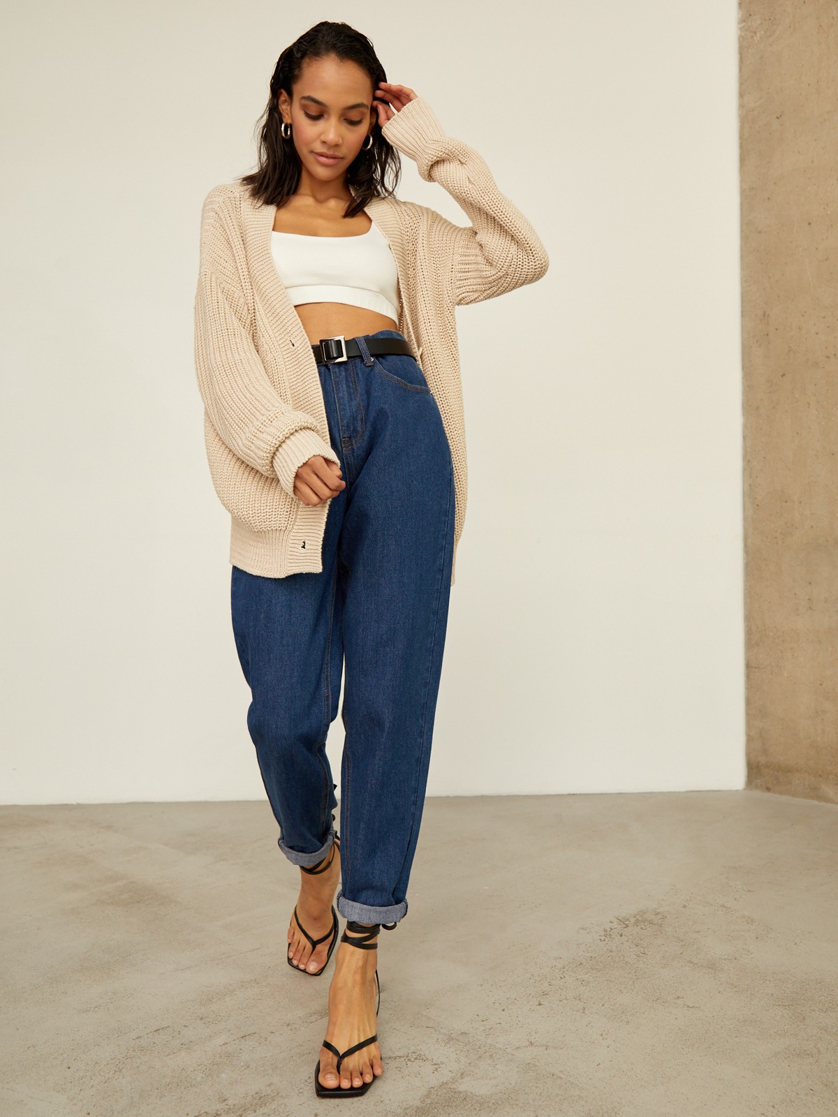 Кардиган oversize с V-образным вырезом и спущенным плечом. Модель дополнена 3 роговыми пуговицами. Дополните теплый и уютный образ бельевым топом или футболкой.

На модели размер one size