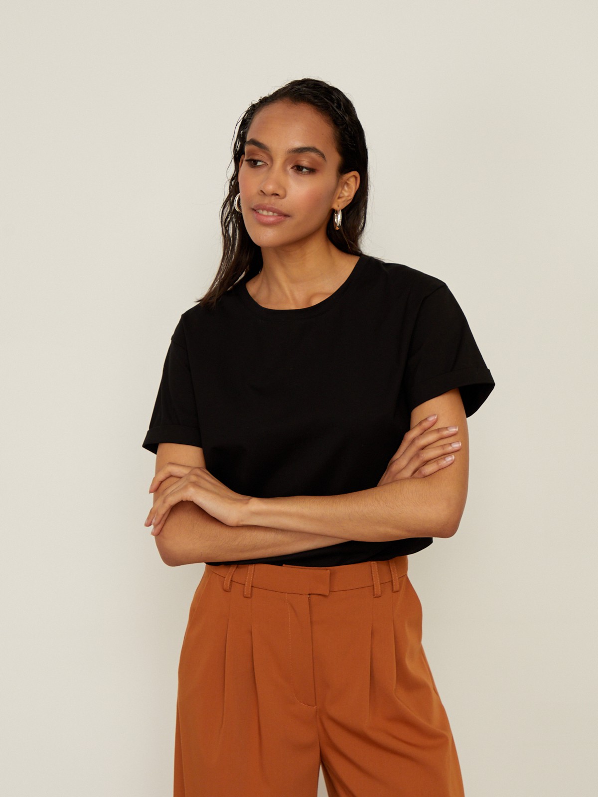 Футболка в стиле boyfriend , цвет: Черный Allweneed Футболка свободного кроя из слегка тянущегося хлопкового материала. В новой коллекции мы выпустили футболки в новыхбазовых, пастельных и приглушенных цветах.
На модели размер XS