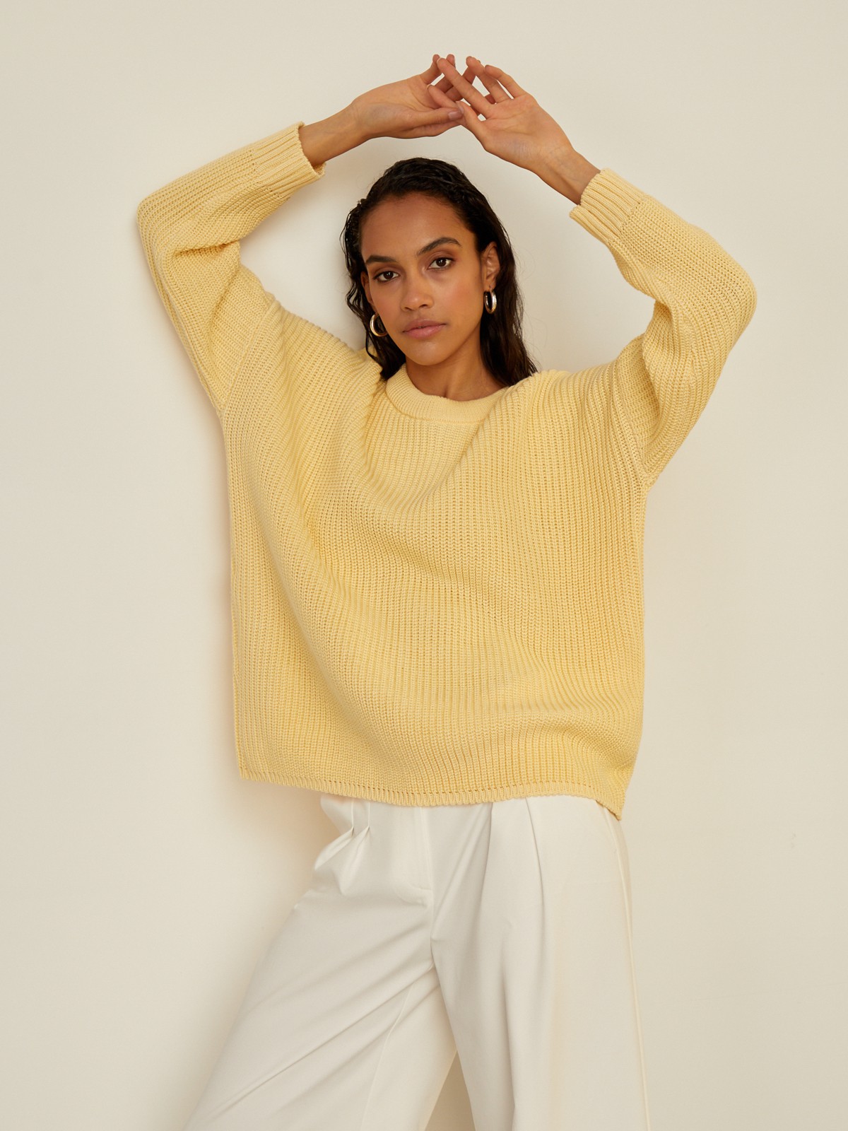 Хлопковый свитер крупной вязки с круглым вырезом. В нем удобно и уютно, его обладательница будет выглядеть как никогда женственно и изящно. Нежный хлопок дышит и позволяет поддерживать оптимальный температурный режим.

На модели размер one size