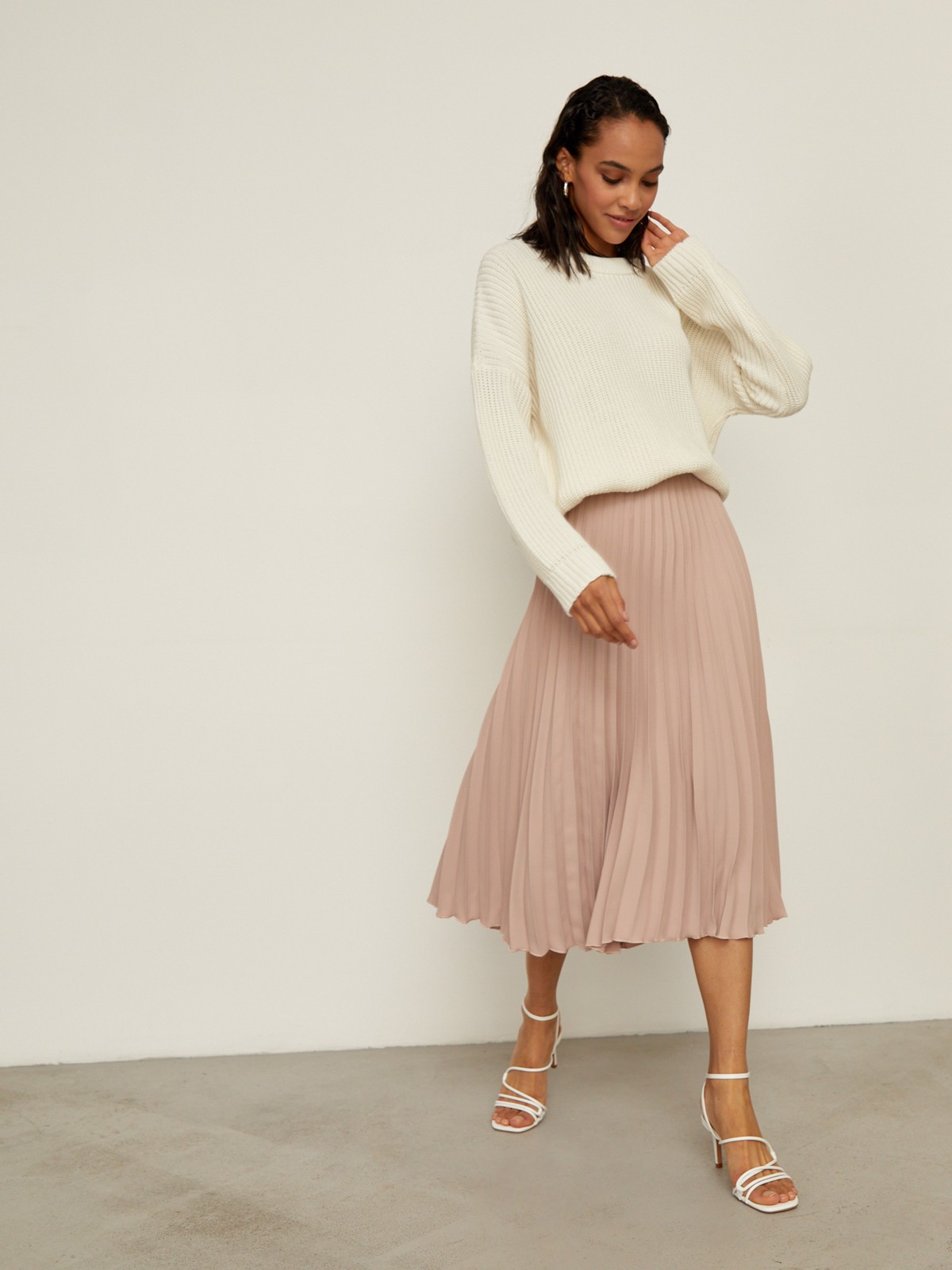 Свитер с круглым вырезом, цвет: белый Allweneed Хлопковый свитер крупной вязки с круглым вырезом. В нем удобно и уютно, его обладательница будет выглядеть как никогда женственно и изящно. Нежный хлопок дышит и позволяет поддерживать оптимальный температурный режим.
На модели размер one size