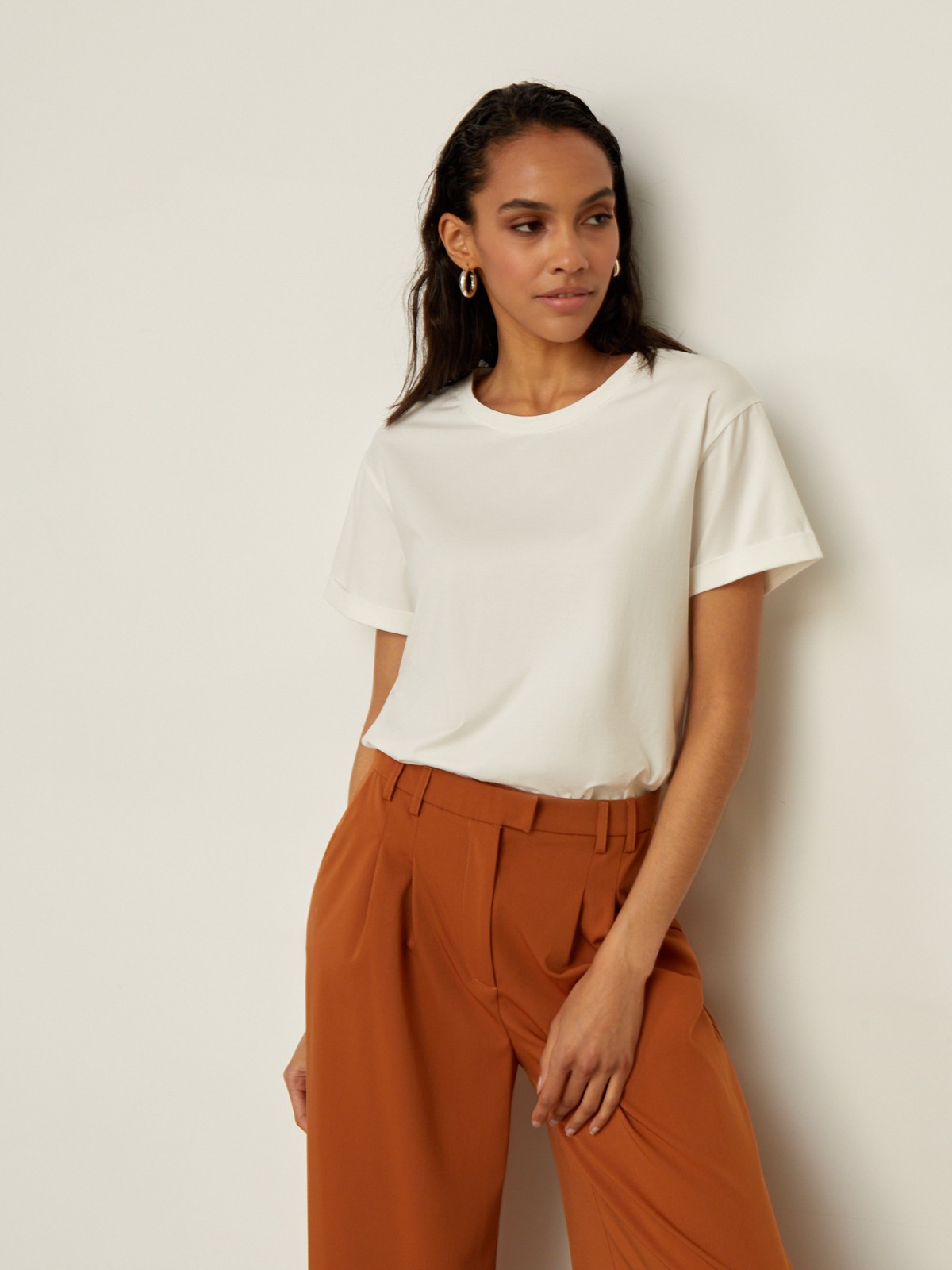 Футболка свободного кроя из слегка тянущегося хлопкового материала. В новой коллекции мы выпустили футболки в новыхбазовых, пастельных и приглушенных цветах.

На модели размер XS