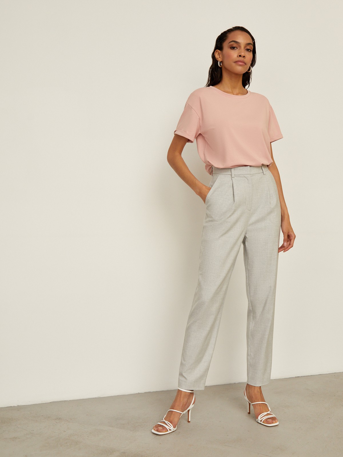 Футболка свободного кроя из слегка тянущегося хлопкового материала. В новой коллекции мы выпустили футболки в новыхбазовых, пастельных и приглушенных цветах.

На модели размер XS