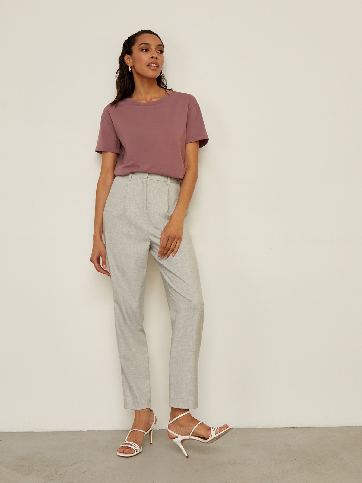 Футболка свободного кроя из слегка тянущегося хлопкового материала. В новой коллекции мы выпустили футболки в новыхбазовых, пастельных и приглушенных цветах.

На модели размер XS