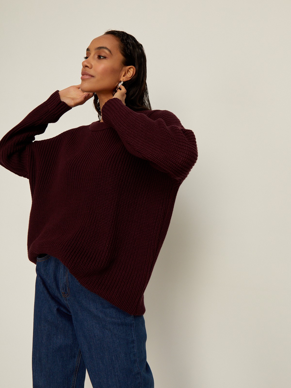 Хлопковый свитер крупной вязки с круглым вырезом. В нем удобно и уютно, его обладательница будет выглядеть как никогда женственно и изящно. Нежный хлопок дышит и позволяет поддерживать оптимальный температурный режим.

На модели размер one size