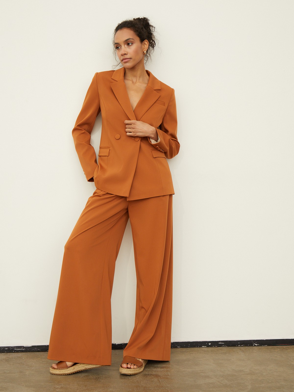 Приталенный двубортный жакет из мягкой костюмной ткани. Модель оформлена заостренными лацканами и обтяжными пуговицами в тон основной ткани. По бокам - карманы с клапанами, сзади - резинка, придающая акцент талии. Носите с базовой футболкой и джинсами или поверх элегантного вечернего платья.

На модели размер XS