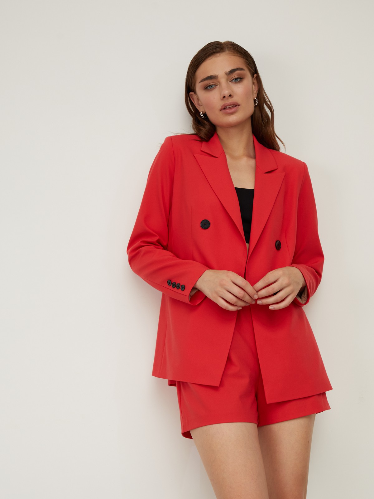 




Двубортный жакет прямого кроя из плотной костюмной ткани. Прорезные карманы и заостренные лацканы. Пуговицы создают контрастный акцент.

На модели размер XS