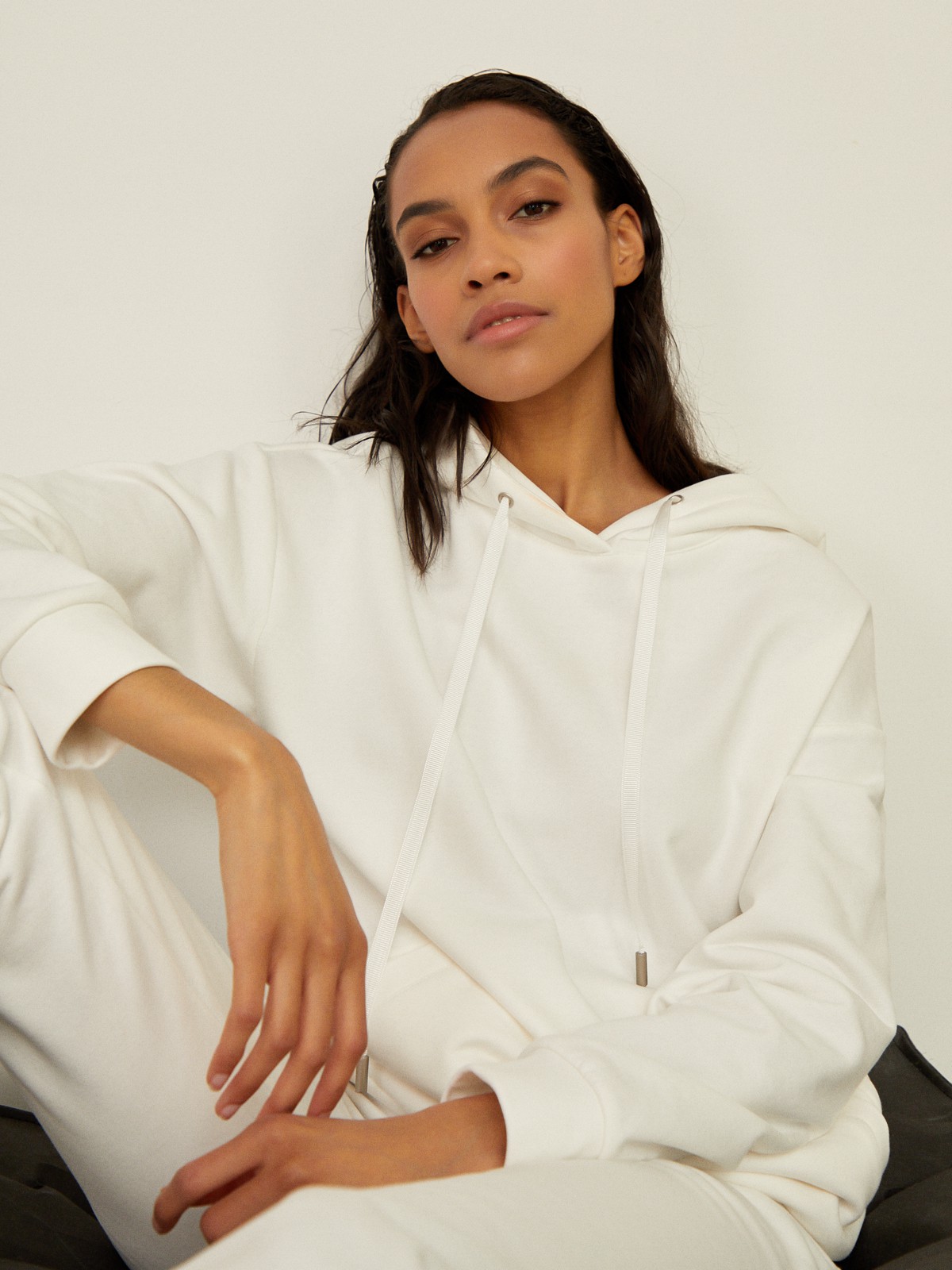 Худи свободного силуэта. Модель дополнена регулируемым капюшоном и двумя карманами. Дополните расслабленный образ спортивными брюками в тон.

На модели размер XS