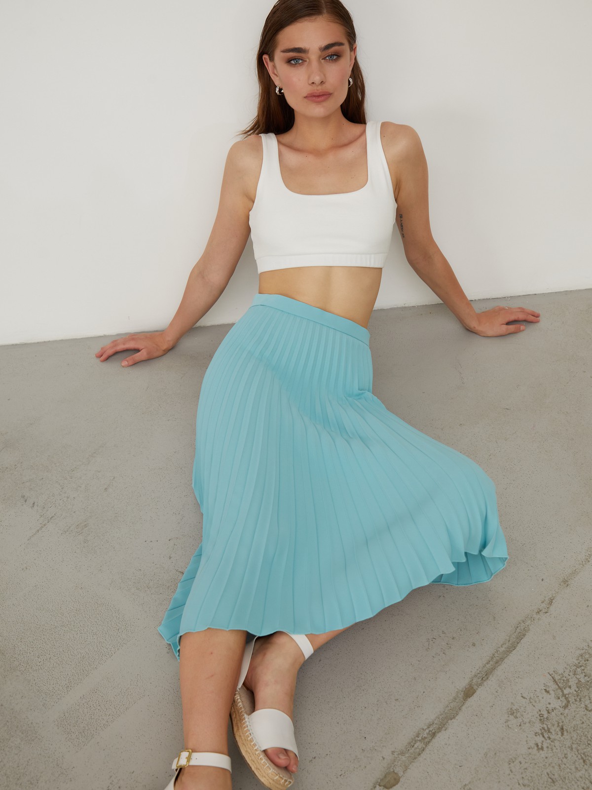 


Юбка средней длины А-силуэта с широкой плиссировкой и пришивным поясом на талии.

На модели размер M