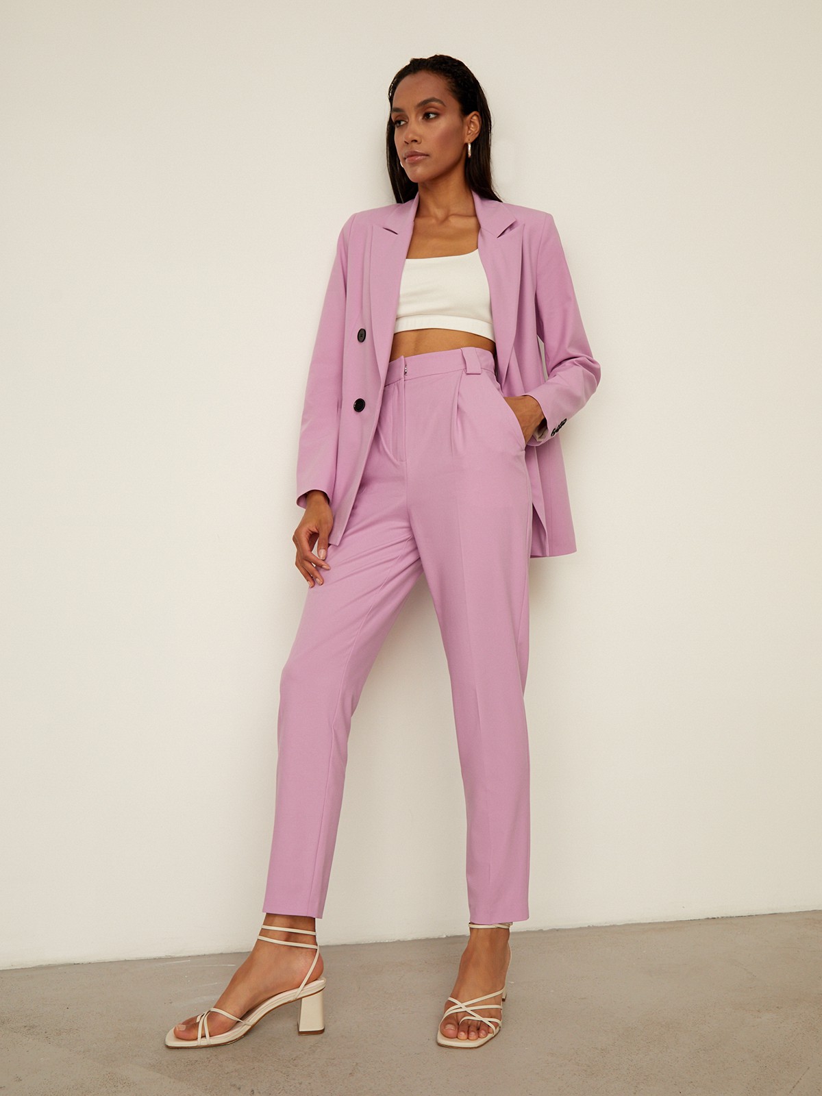 


Брюки с завышенной талией и декоративными складками у пояса выполнены из легкой льняной ткани. Отутюженные стрелки вытягивают силуэт. Сочетайте с жакетом аналогичного оттенка.

На модели размер XS