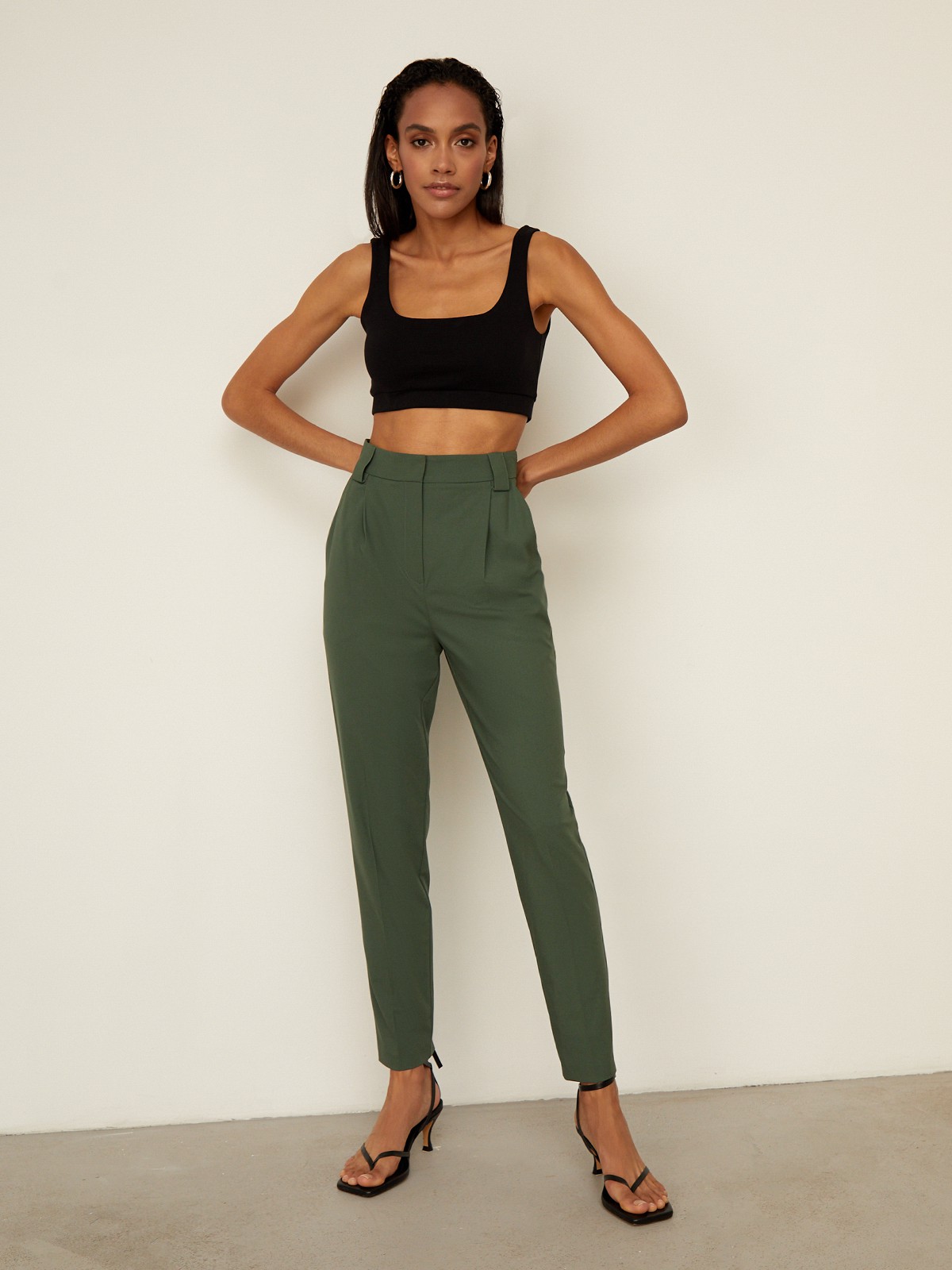 


Брюки с завышенной талией и декоративными складками у пояса выполнены из легкой льняной ткани. Отутюженные стрелки вытягивают силуэт. Сочетайте с жакетом аналогичного оттенка.

На модели размер XS