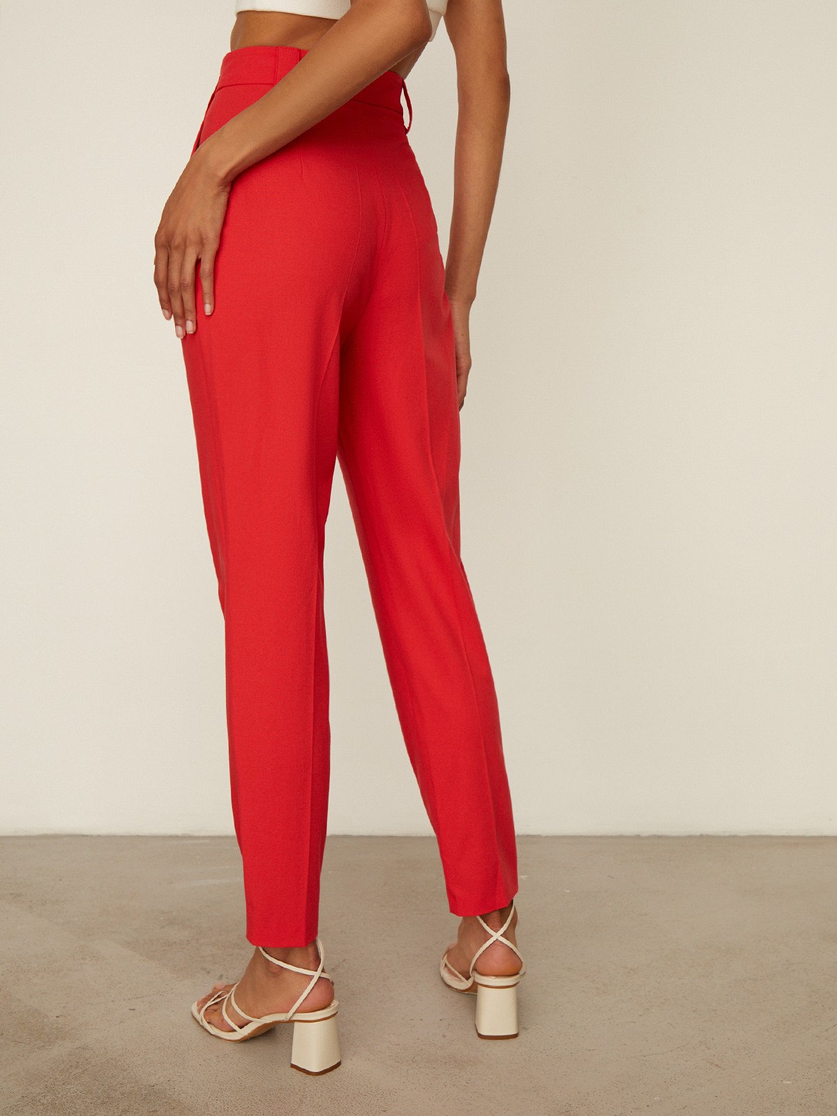 


Брюки с завышенной талией и декоративными складками у пояса выполнены из легкой льняной ткани. Отутюженные стрелки вытягивают силуэт. Сочетайте с жакетом аналогичного оттенка.

На модели размер XS