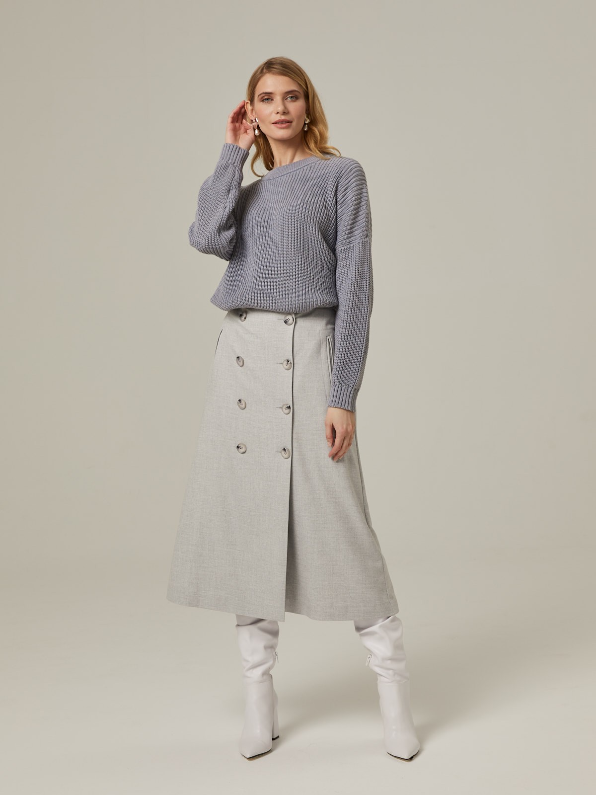 Двубортная юбка, расширенная к низу, с отрезным поясом, застегивающимся на 5 пуговиц и 5 глазковых петель. Юбку можно сочетать как со строгой рубашкой, так и с расслабленной блузой для вечернего выхода.

На модели размер XS