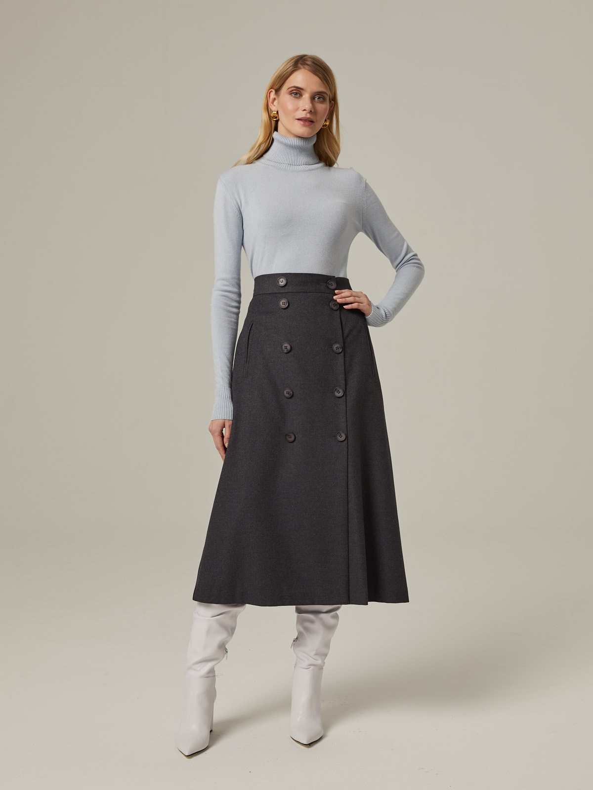 Двубортная юбка, расширенная к низу, с отрезным поясом, застегивающимся на 5 пуговиц и 5 глазковых петель. Юбку можно сочетать как со строгой рубашкой, так и с расслабленной блузой для вечернего выхода.

На модели размер XS